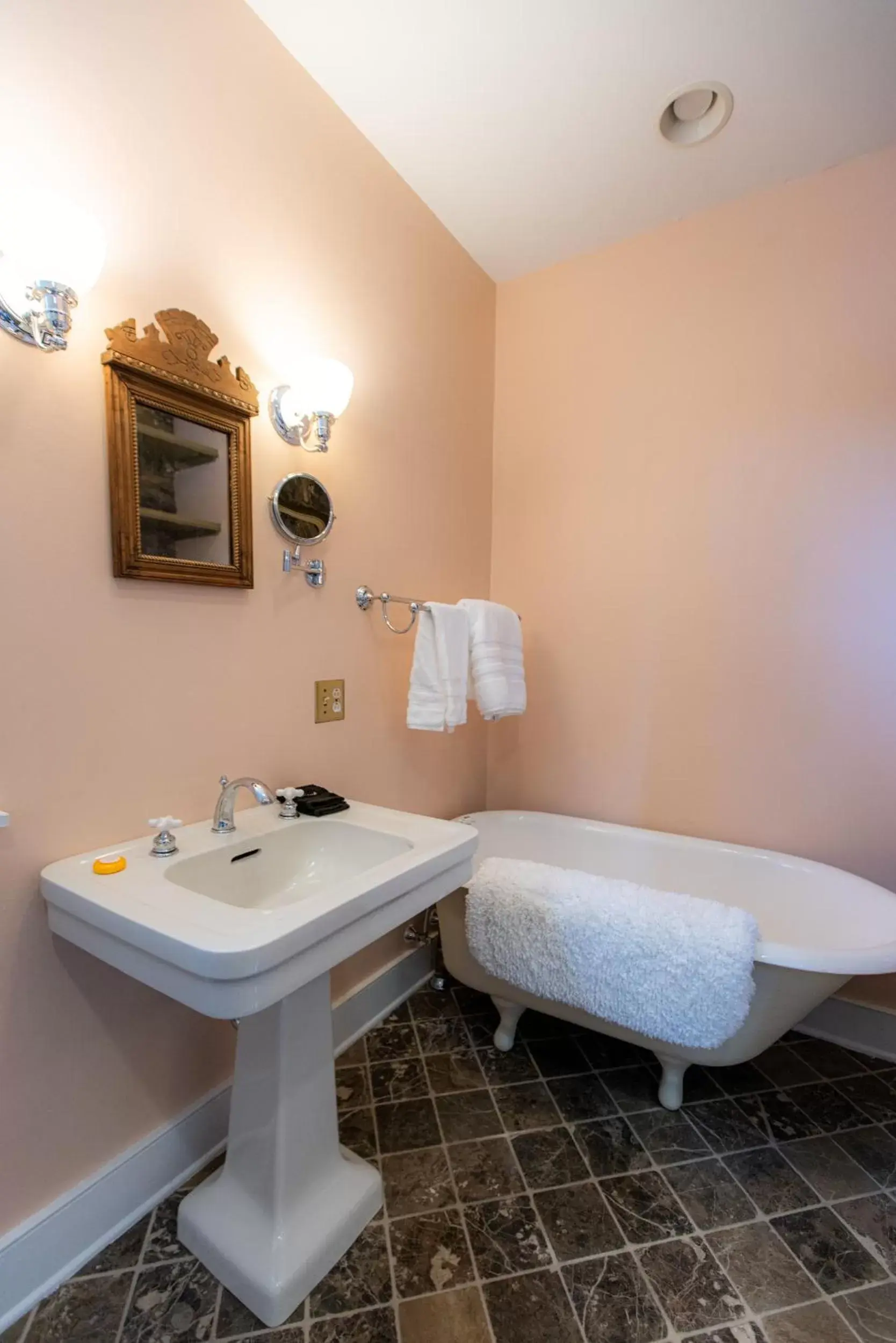 Bedroom, Bathroom in Thomas Rose Inn