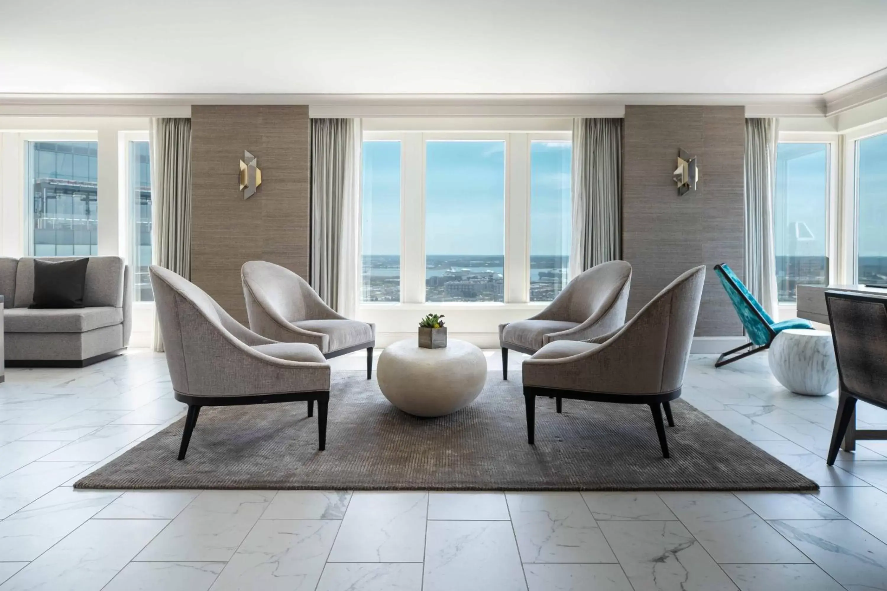 Living room, Seating Area in Baltimore Marriott Waterfront