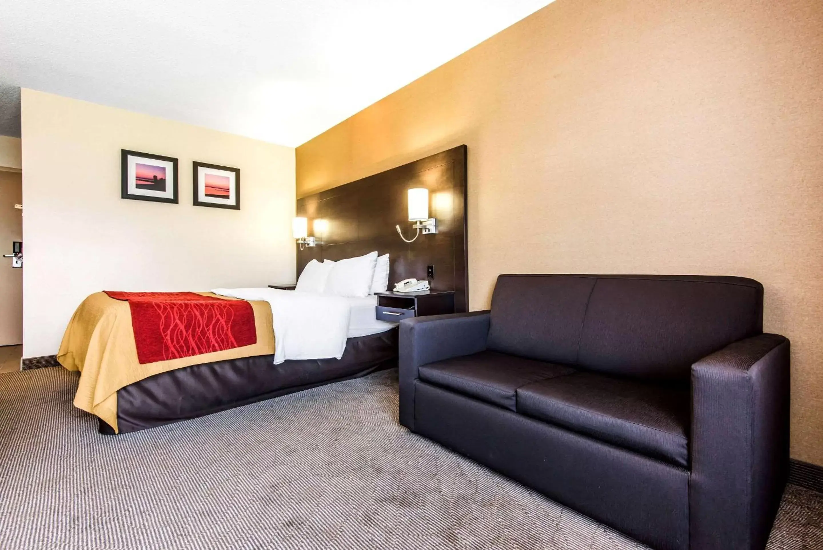 Photo of the whole room, Seating Area in Comfort Inn Owen Sound