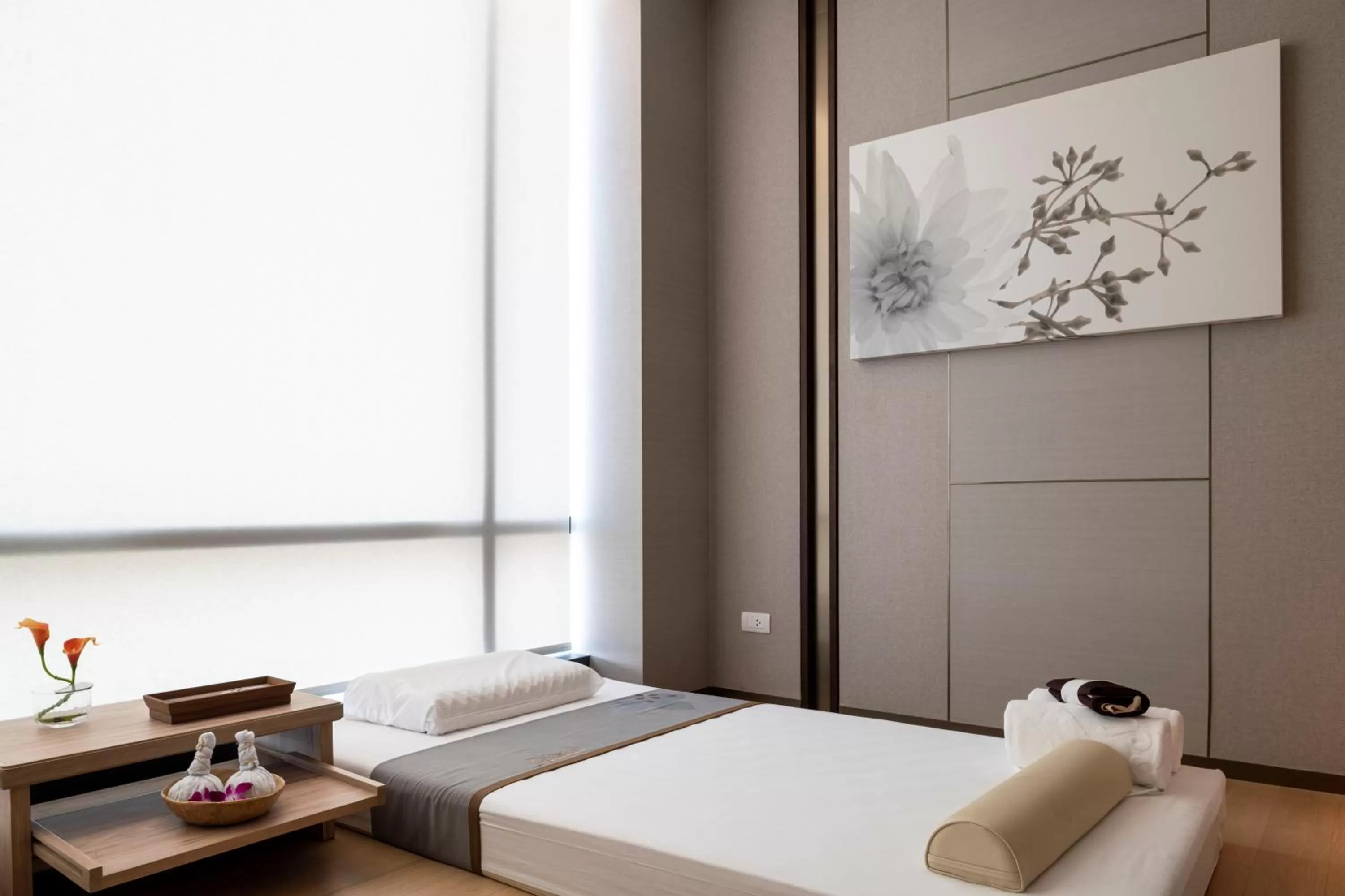 Massage, Bed in Carlton Hotel Bangkok Sukhumvit