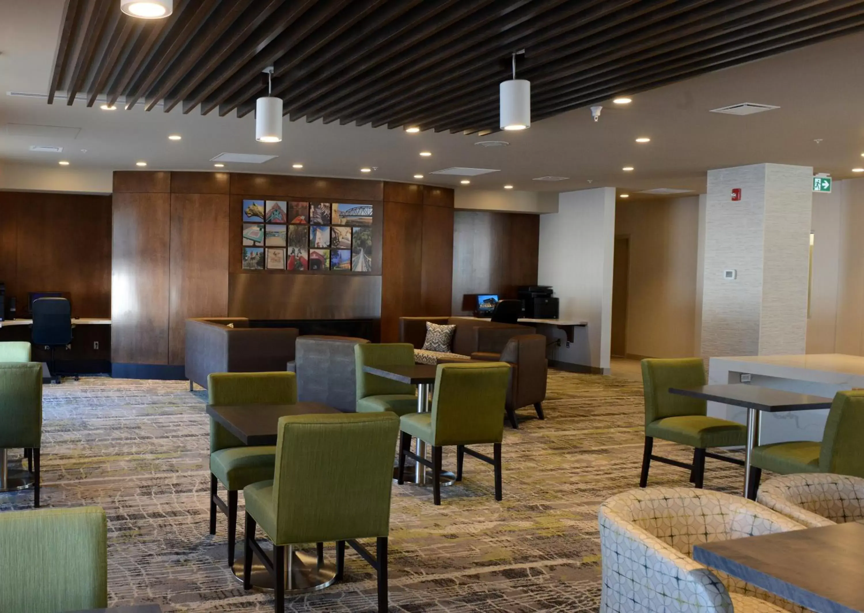 Lounge or bar, Restaurant/Places to Eat in Radisson Kingswood Hotel & Suites, Fredericton