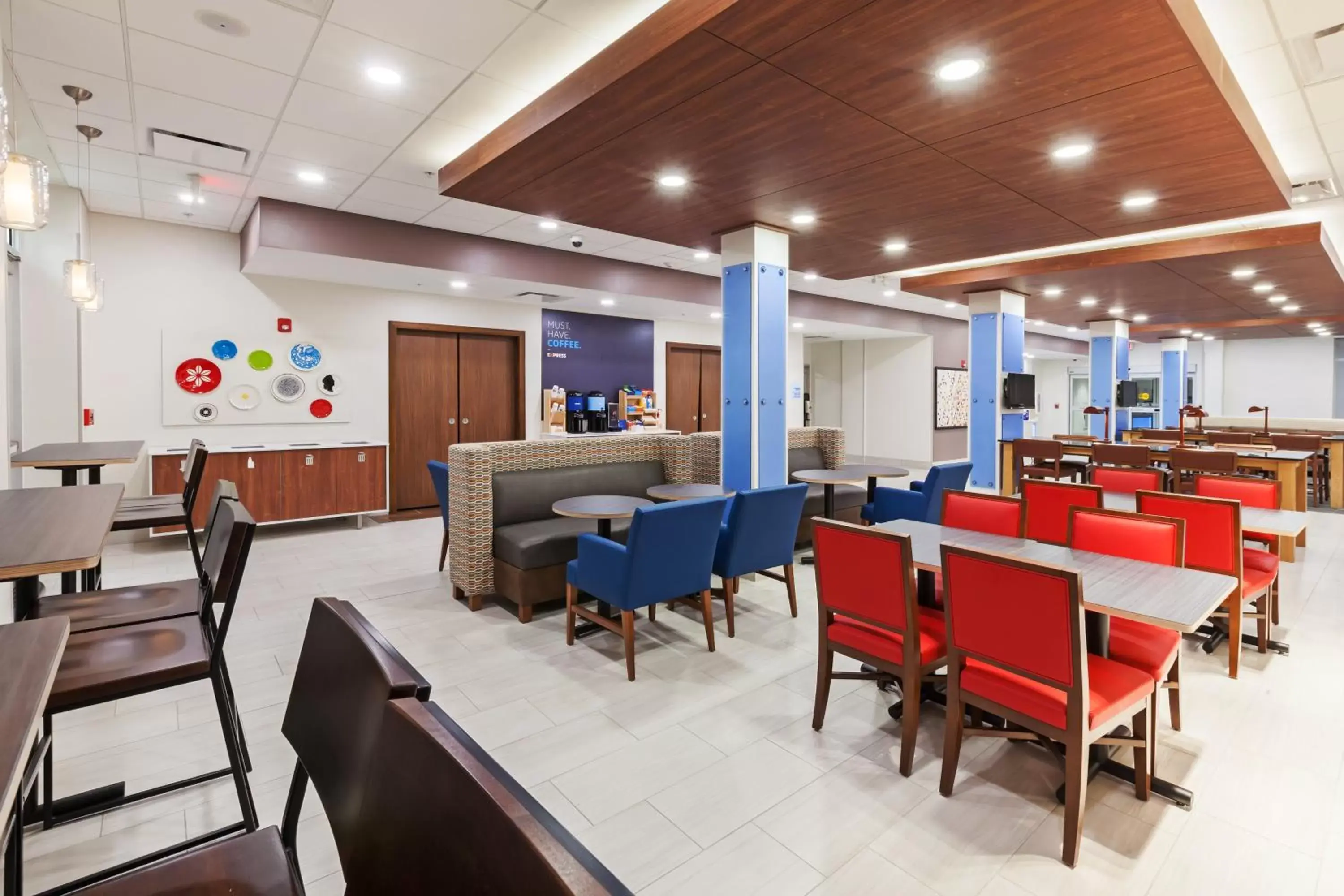 Breakfast, Restaurant/Places to Eat in Holiday Inn Express & Suites - Lenexa - Overland Park Area, an IHG Hotel