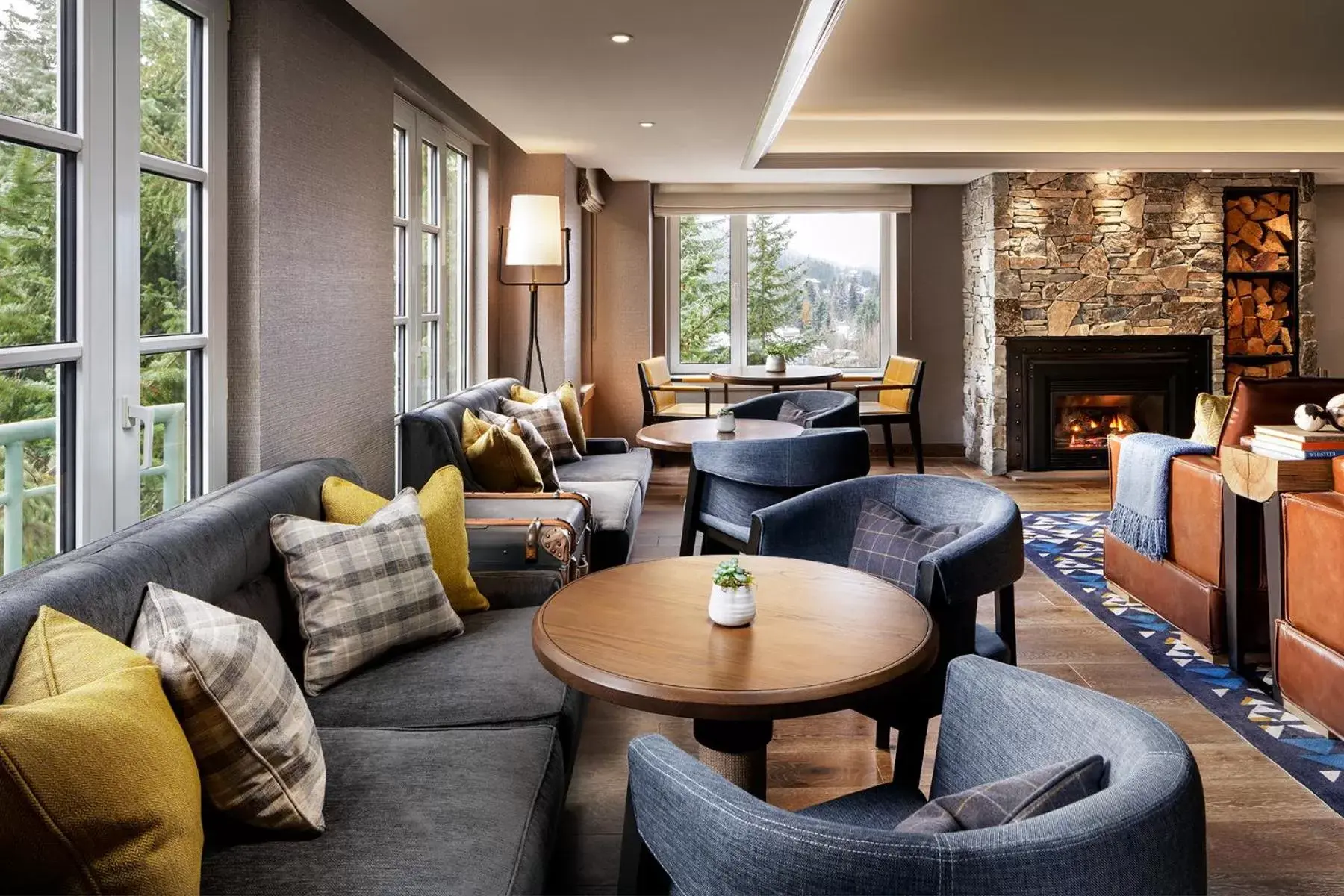 Lounge or bar in Fairmont Chateau Whistler