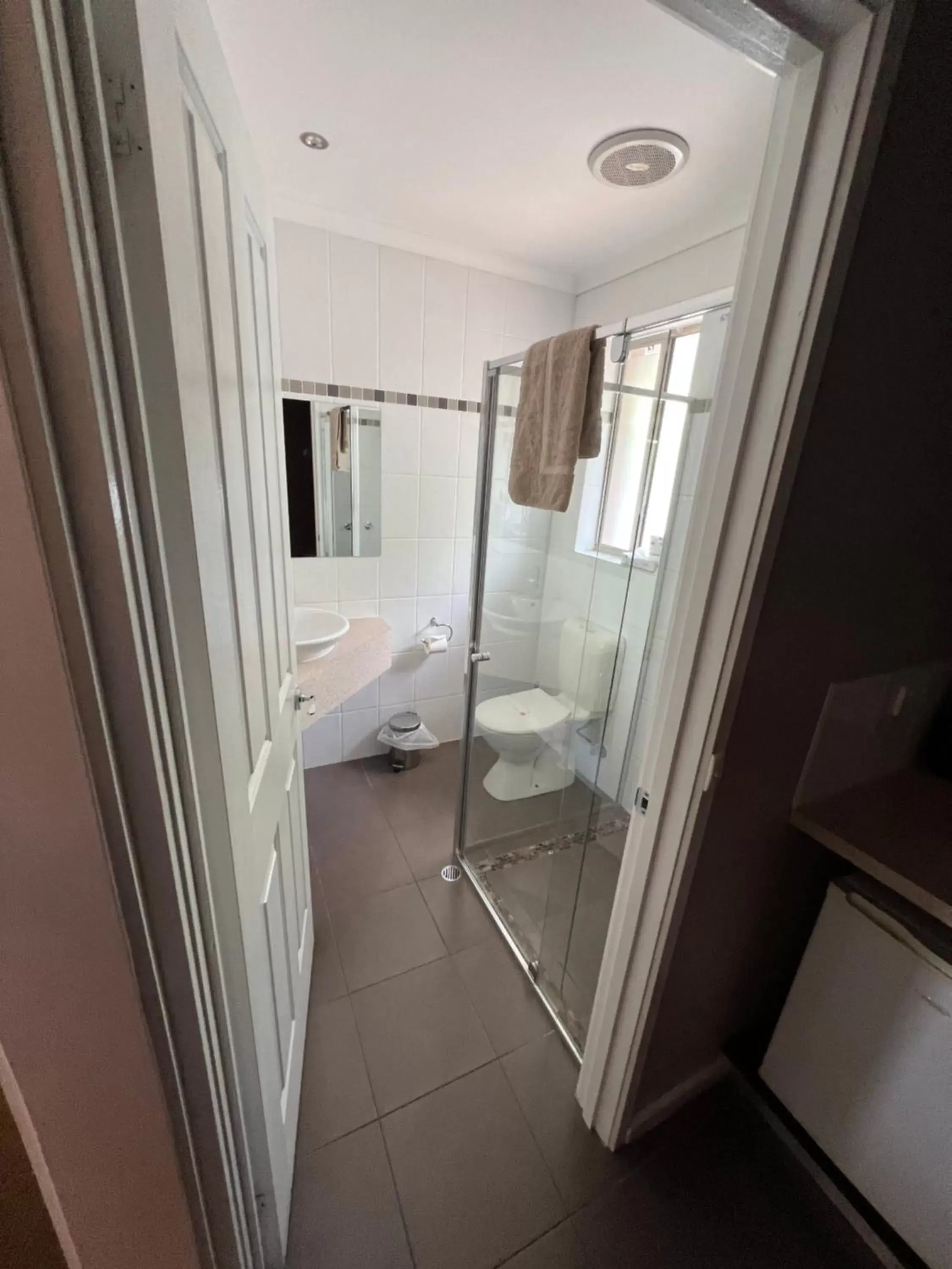 Bathroom in Pevensey Motor Lodge