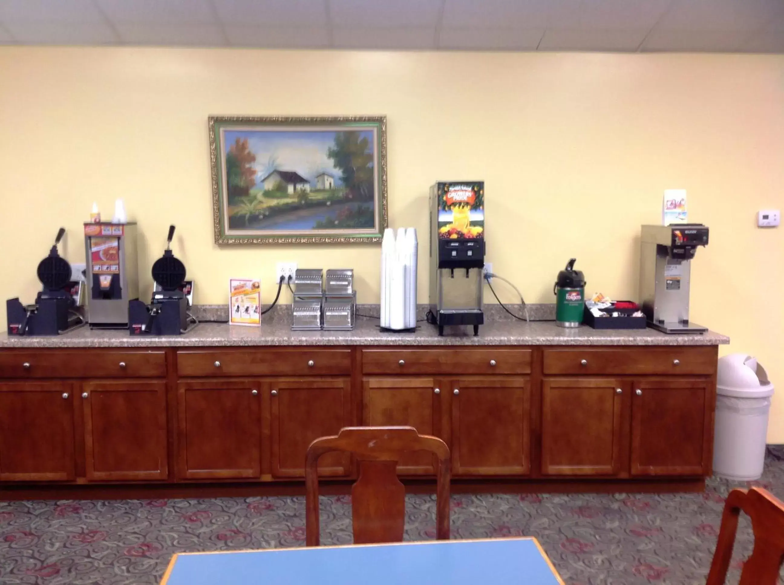 Coffee/tea facilities in Days Inn by Wyndham Fayetteville-South/I-95 Exit 49