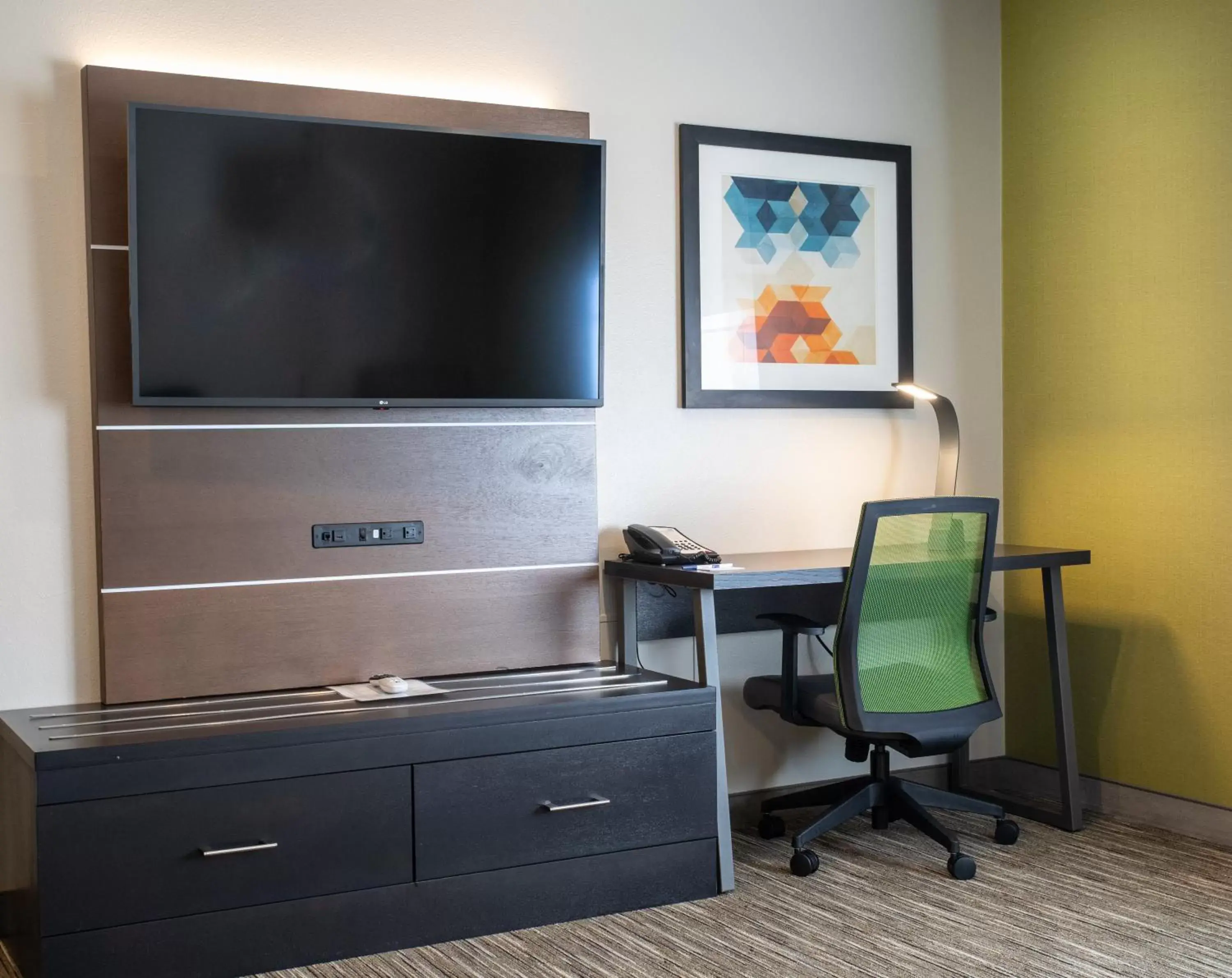 Bedroom, TV/Entertainment Center in Holiday Inn Express Prescott, an IHG Hotel