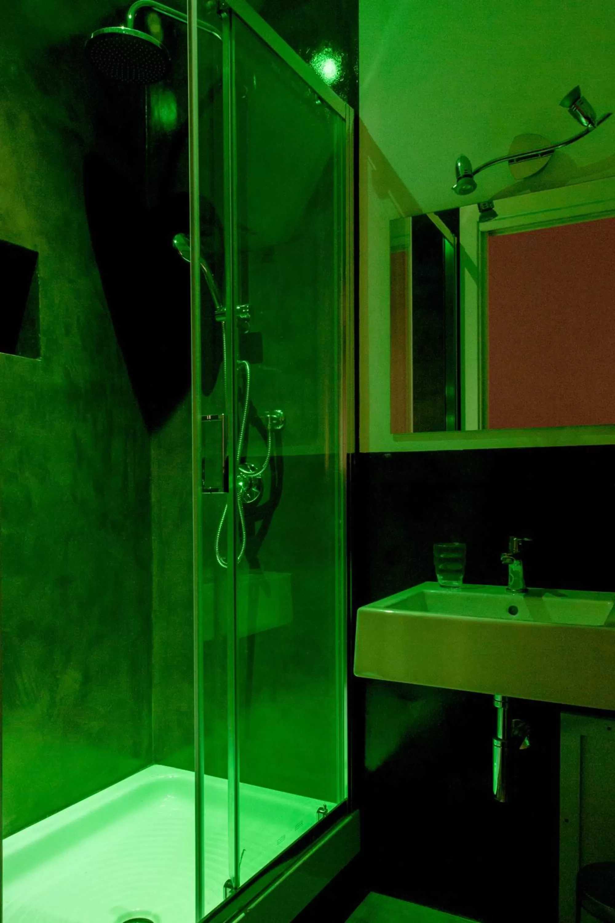 Shower in L'Opera Buffa