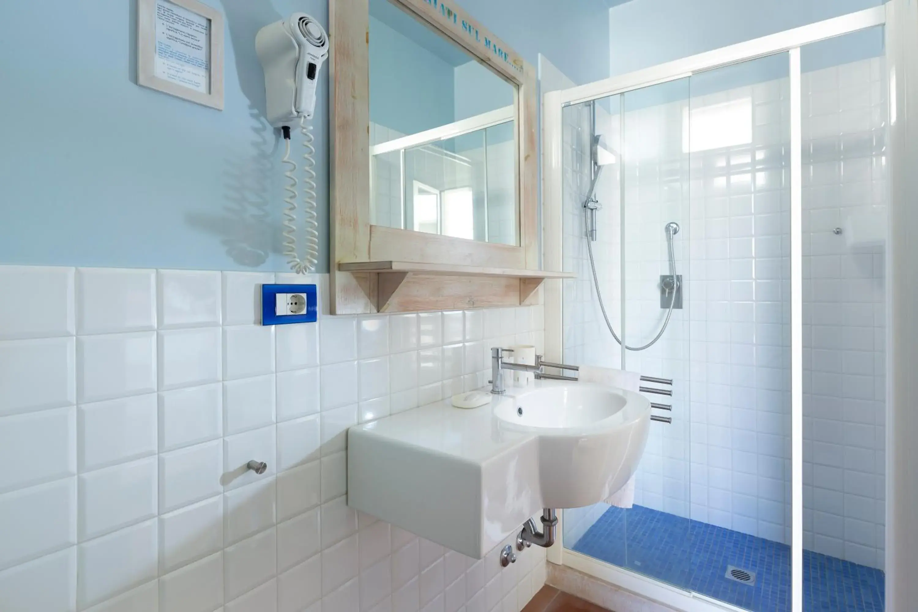 Bathroom in Hotel LaMorosa