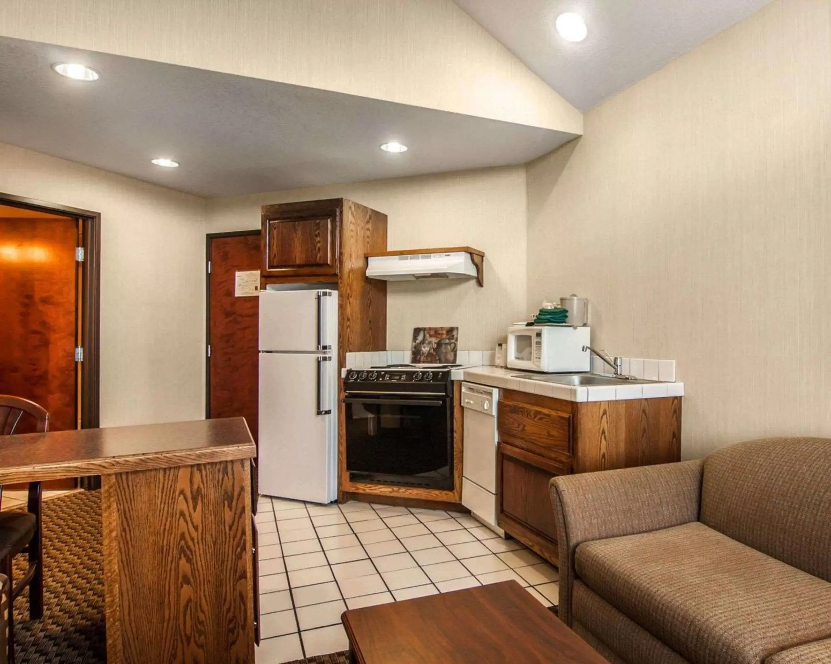 Bedroom, Kitchen/Kitchenette in Comfort Suites Corvallis