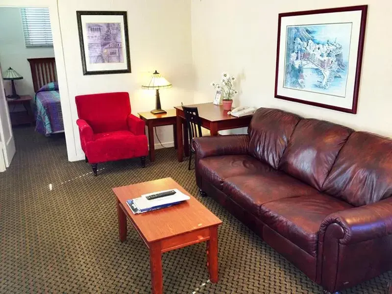 Living room, Seating Area in Capitola Venetian Hotel