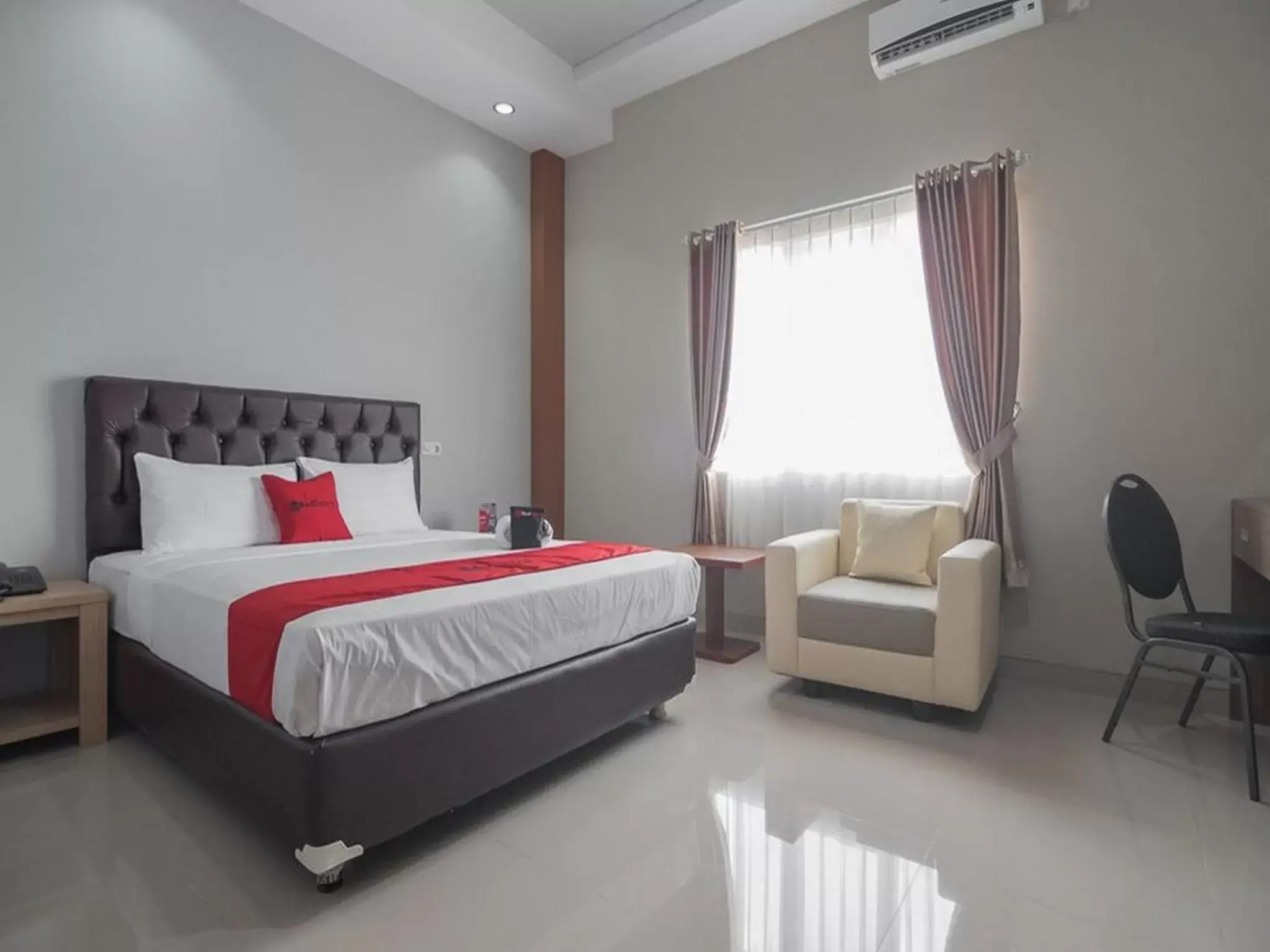 Bedroom, Bed in RedDoorz near Islamic Center Samarinda Bedroom, Bed in RedDoorz near Islamic Center Samarinda