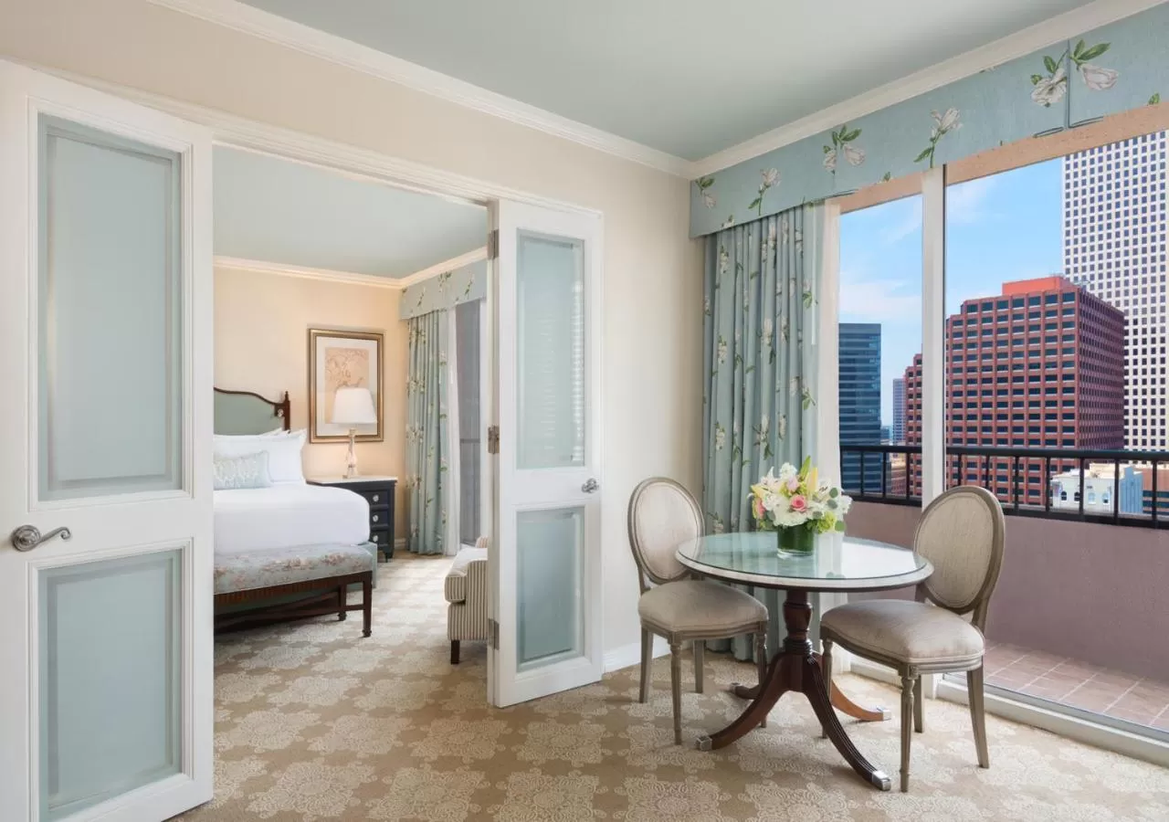 Dining area, Bed in The Windsor Court
