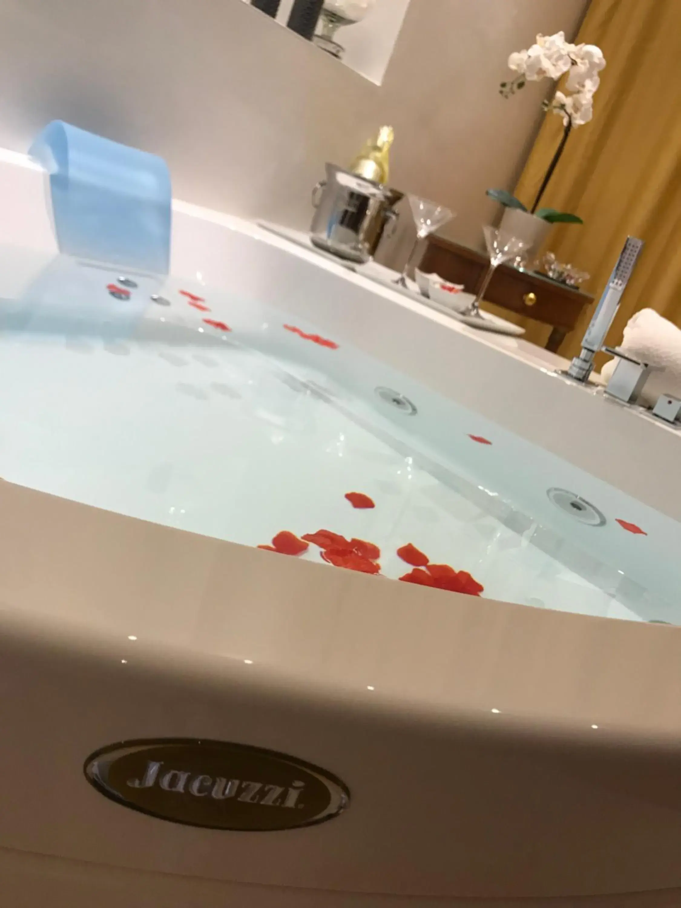 Hot Tub, Bathroom in Ludwig Boutique Hotel