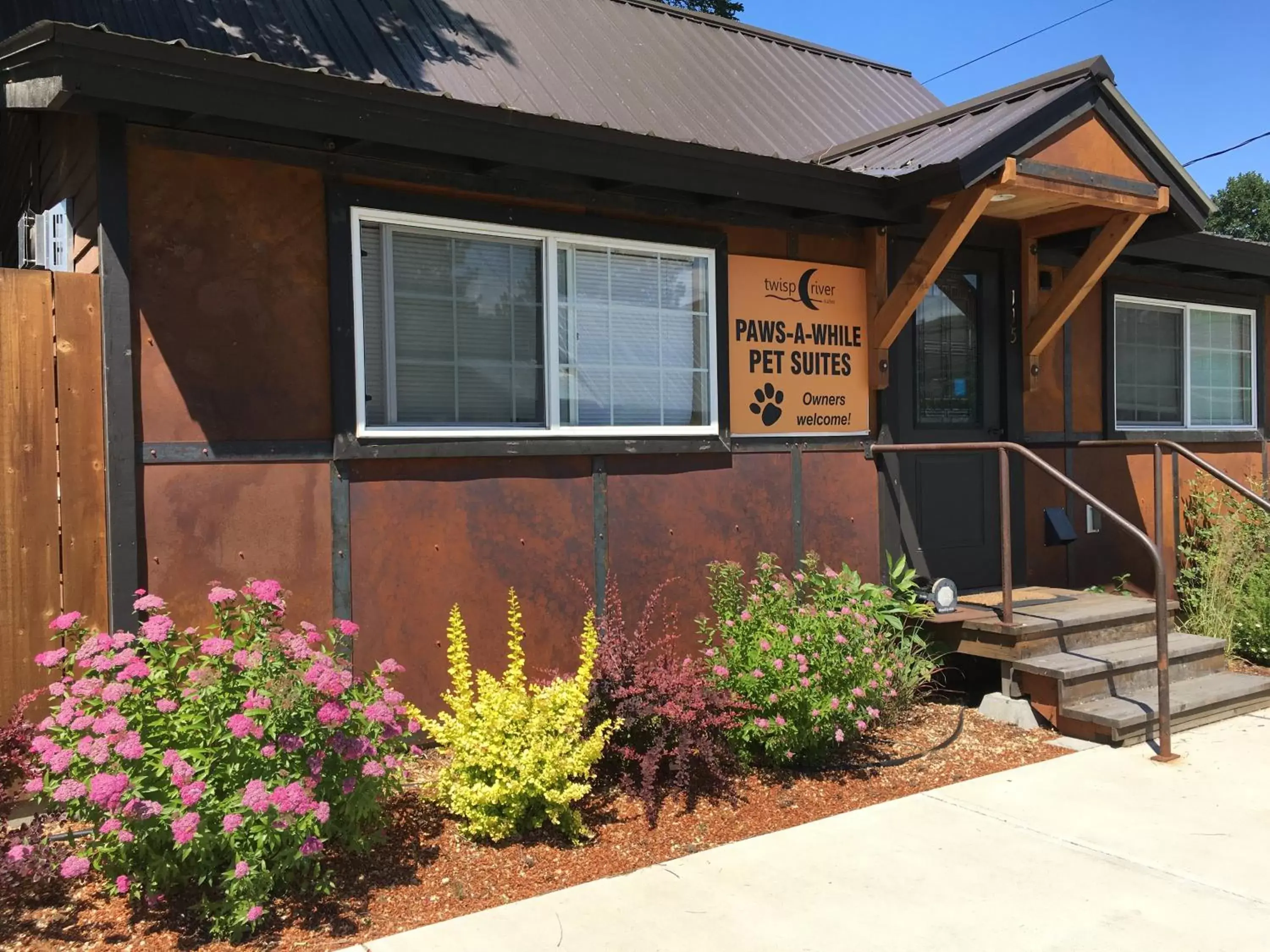 Facade/entrance in Twisp River Suites