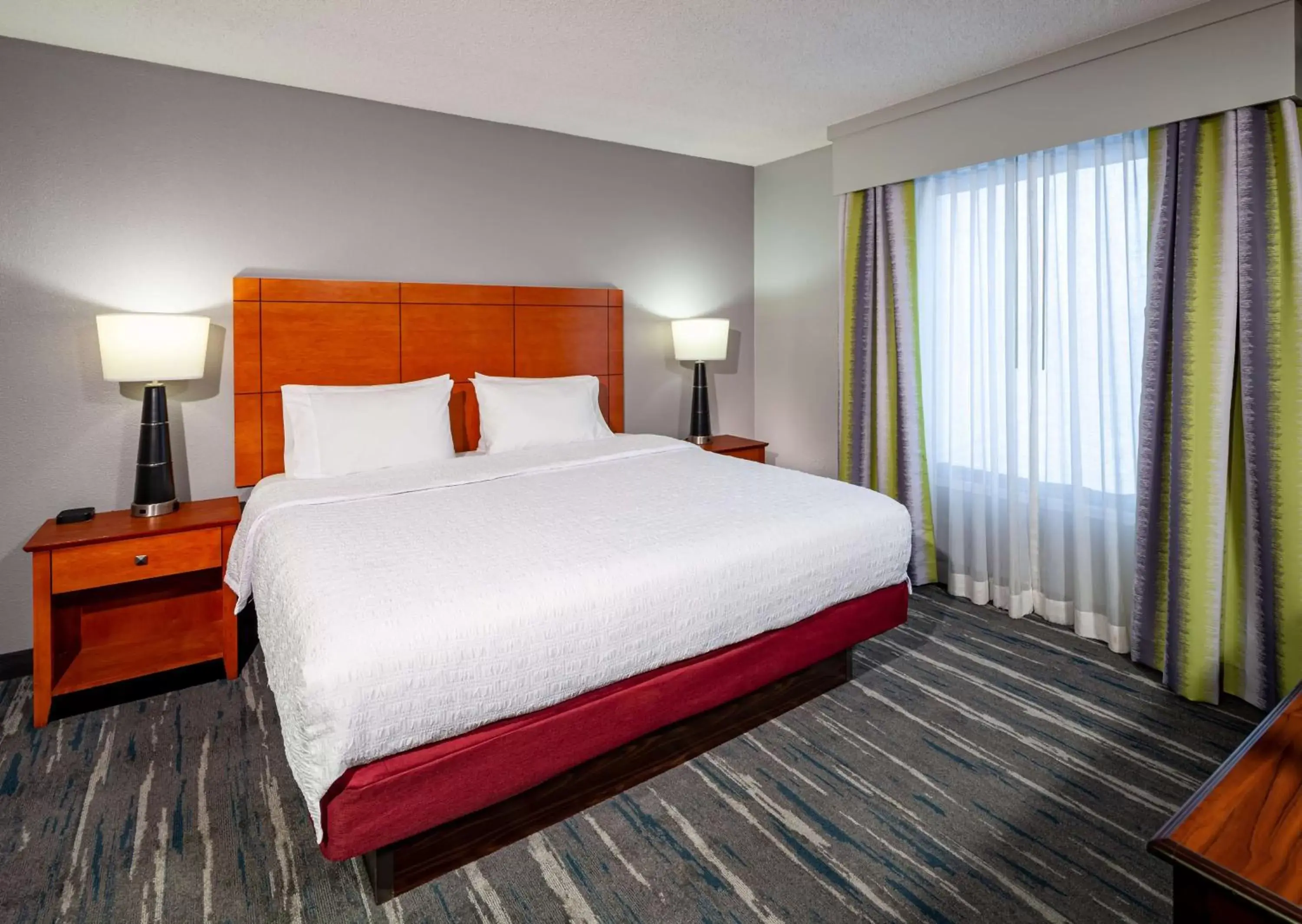 Bed in Hampton Inn & Suites Mobile I-65@ Airport Boulevard