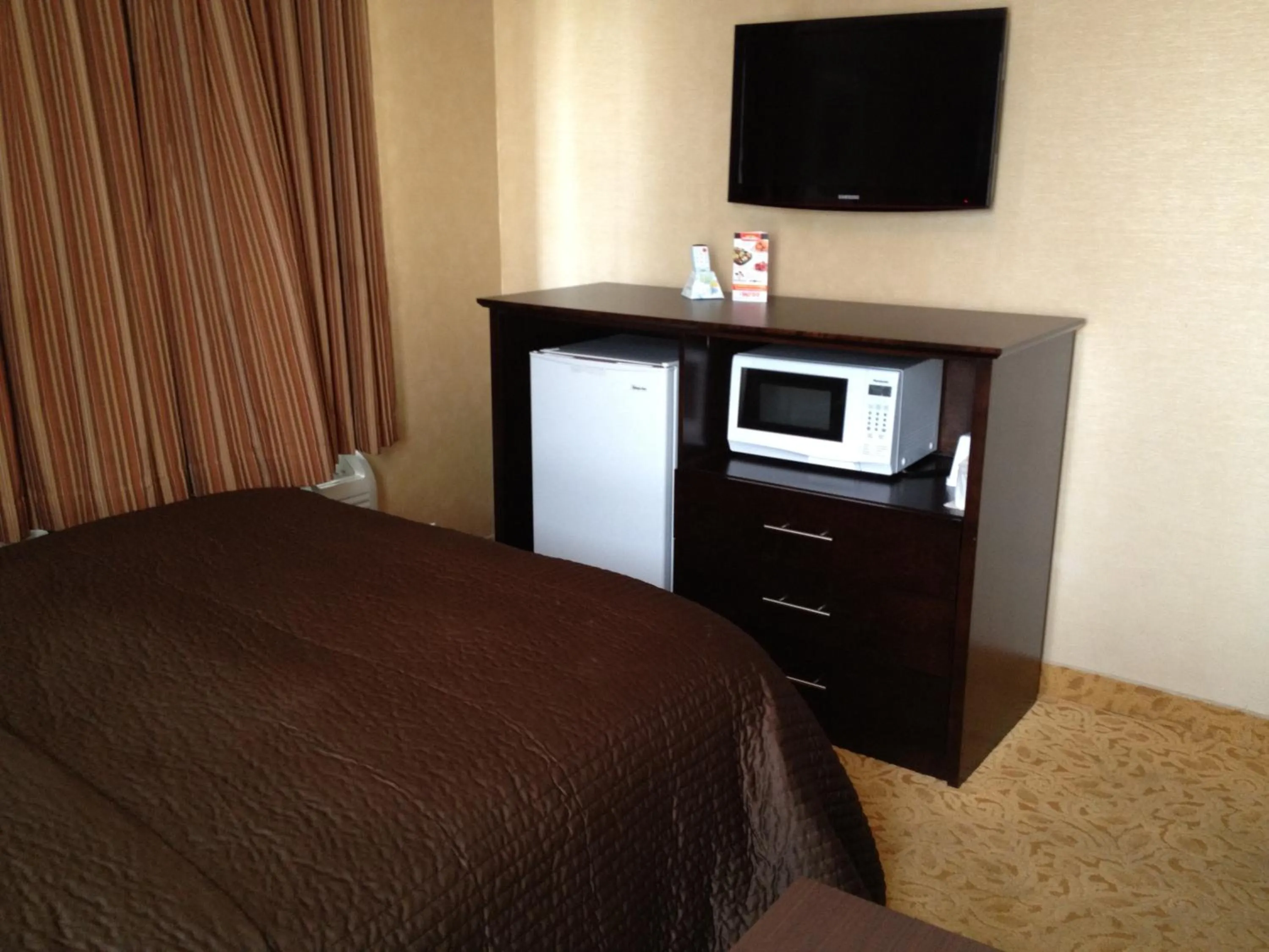 TV and multimedia, Bed in Mississauga Gate Inn