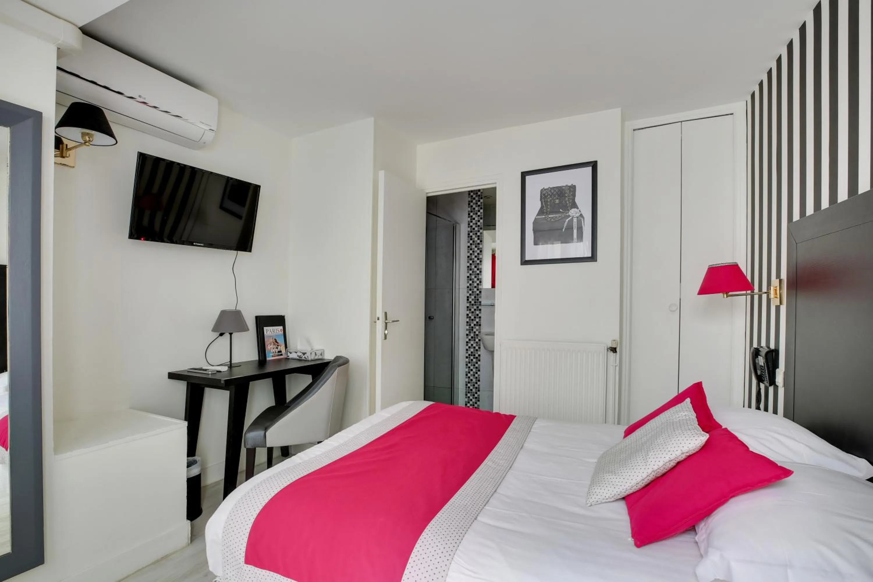 Bedroom, Bed in Hotel Riviera Elysees