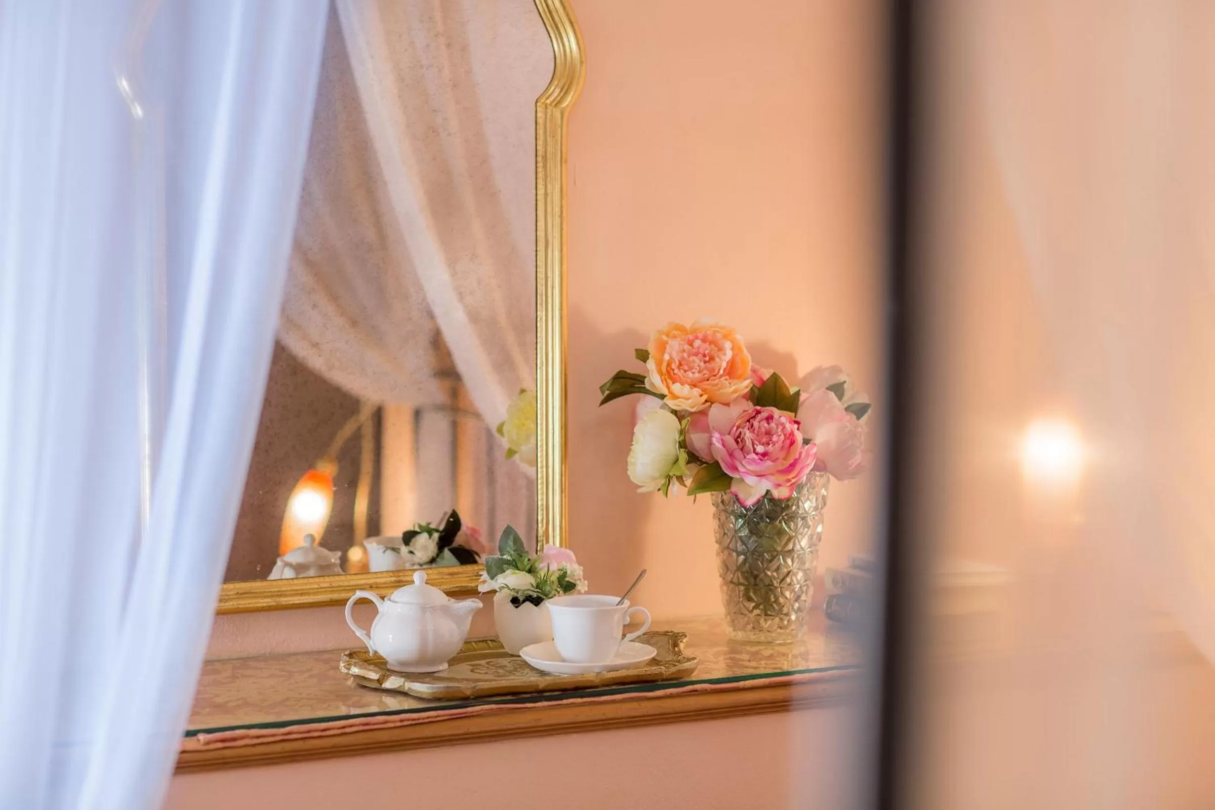 Decorative detail in Hotel Torre Guelfa Palazzo Acciaiuoli