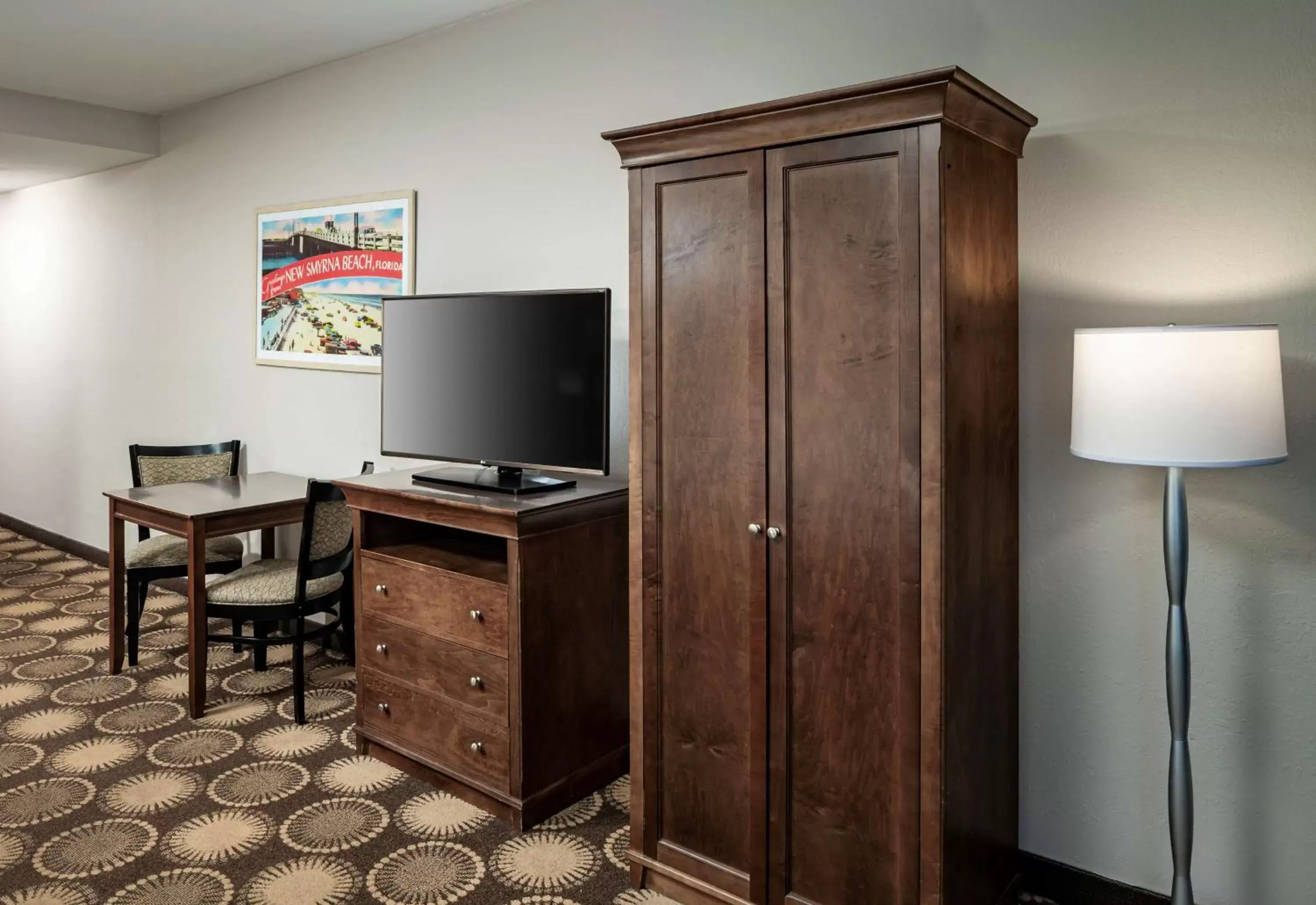 Bedroom, TV/Entertainment Center in Best Western New Smyrna Beach Hotel & Suites