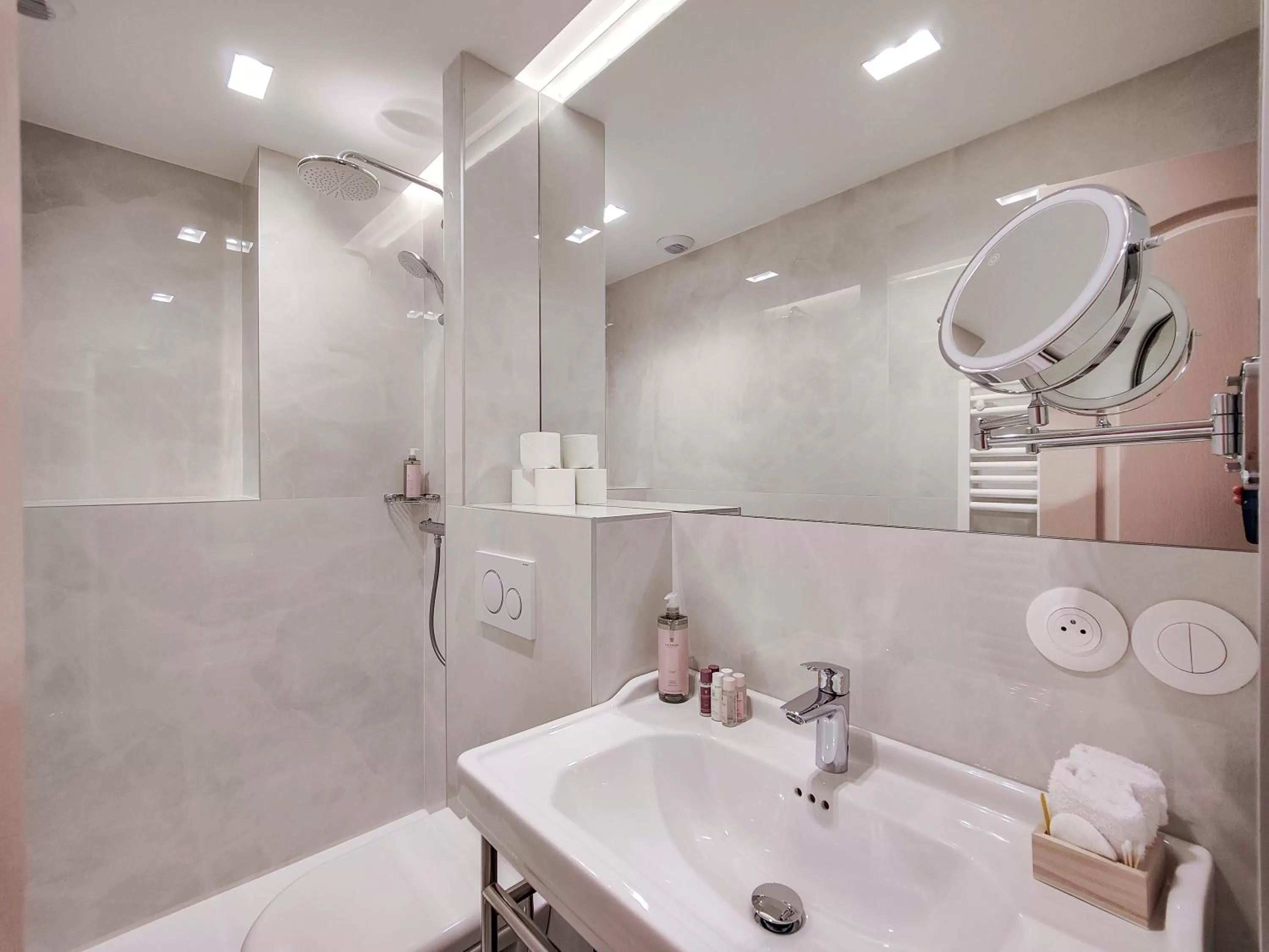 Bathroom in Hotel Aparthotel AMMI Nice Lafayette