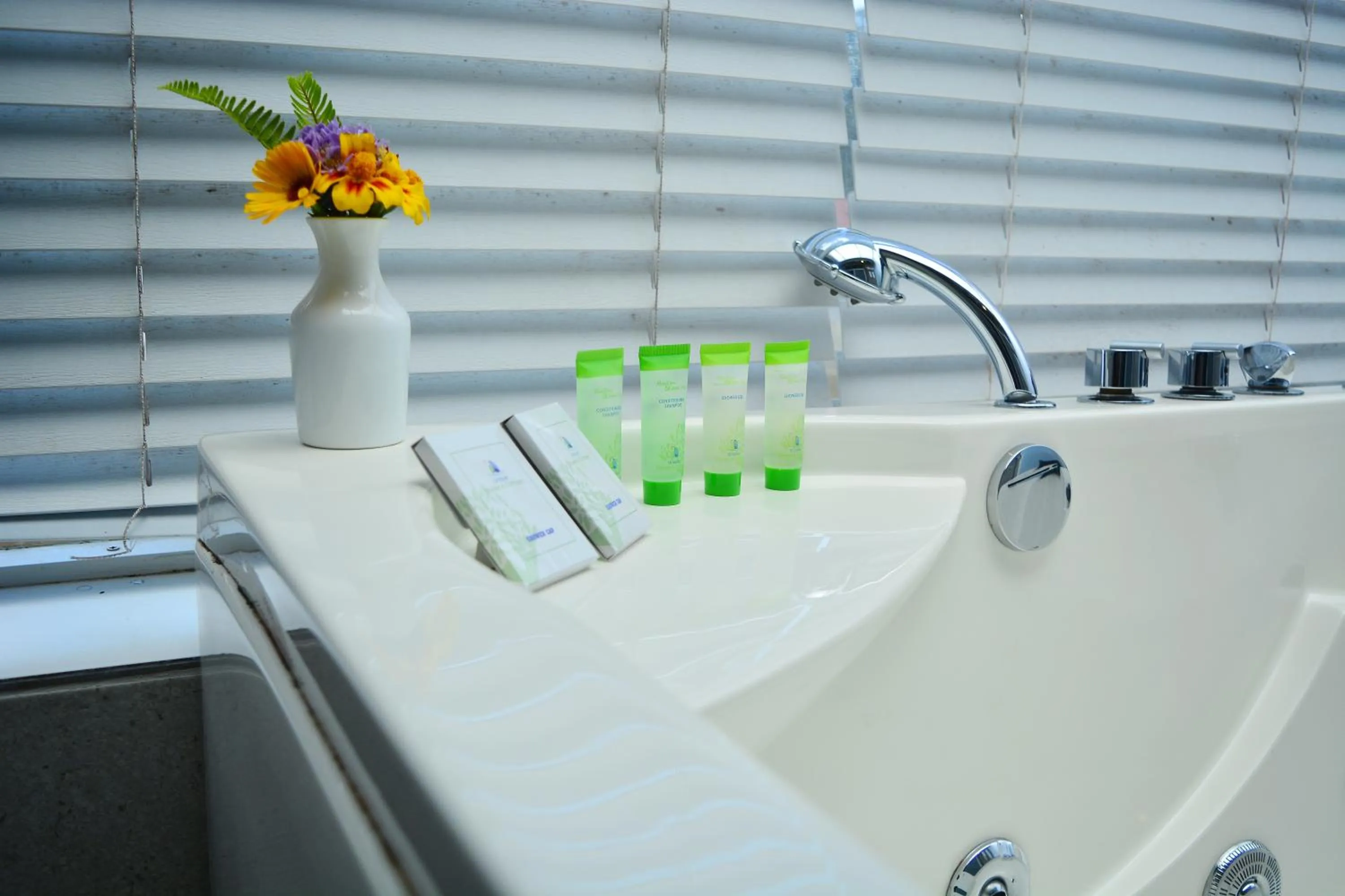 Hot Tub in Unique Cottages