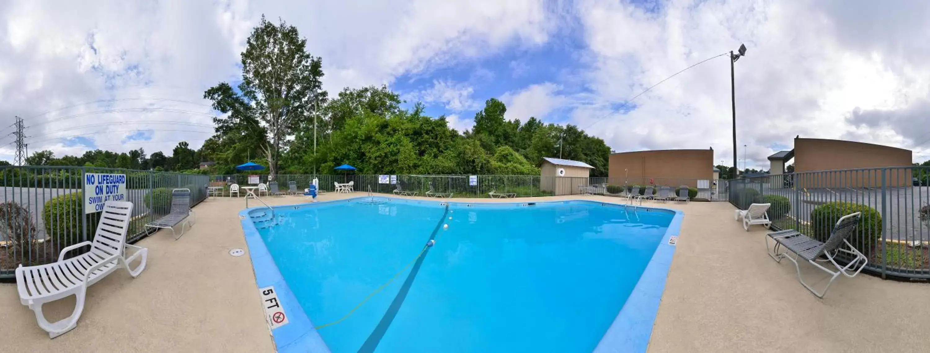 Pool view, Swimming Pool in Econo Lodge