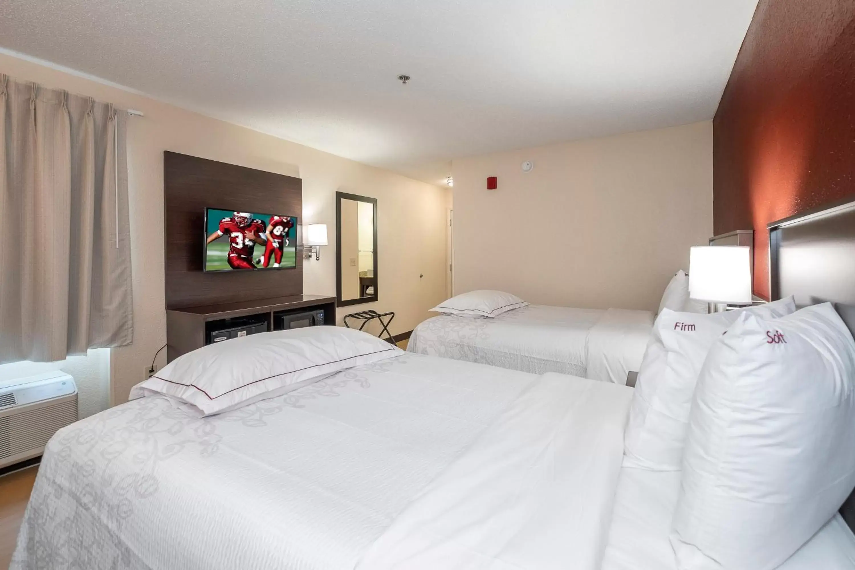 Photo of the whole room, Bed in Red Roof Inn PLUS+ South Deerfield - Amherst