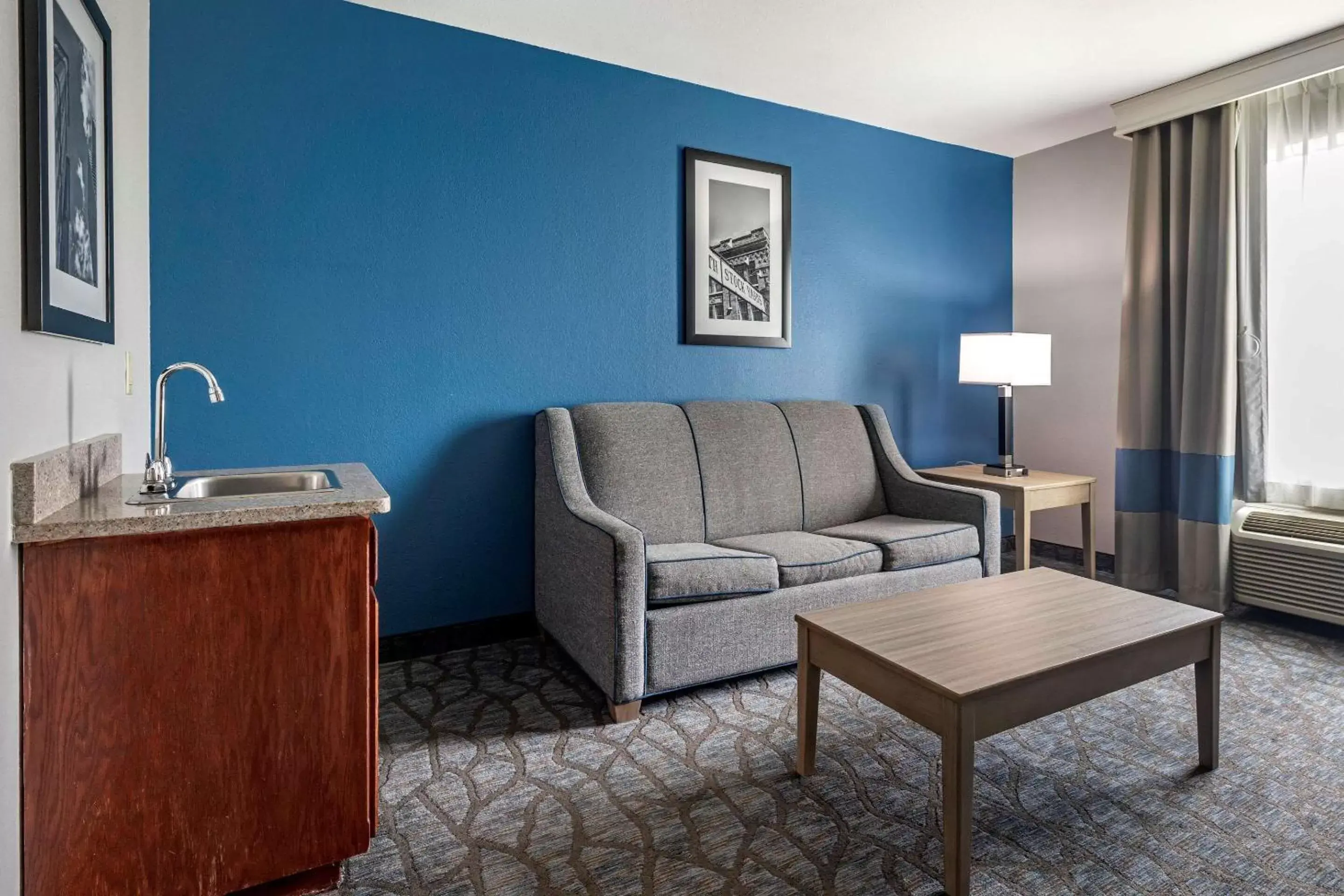 Photo of the whole room, Seating Area in Comfort Inn & Suites Mansfield