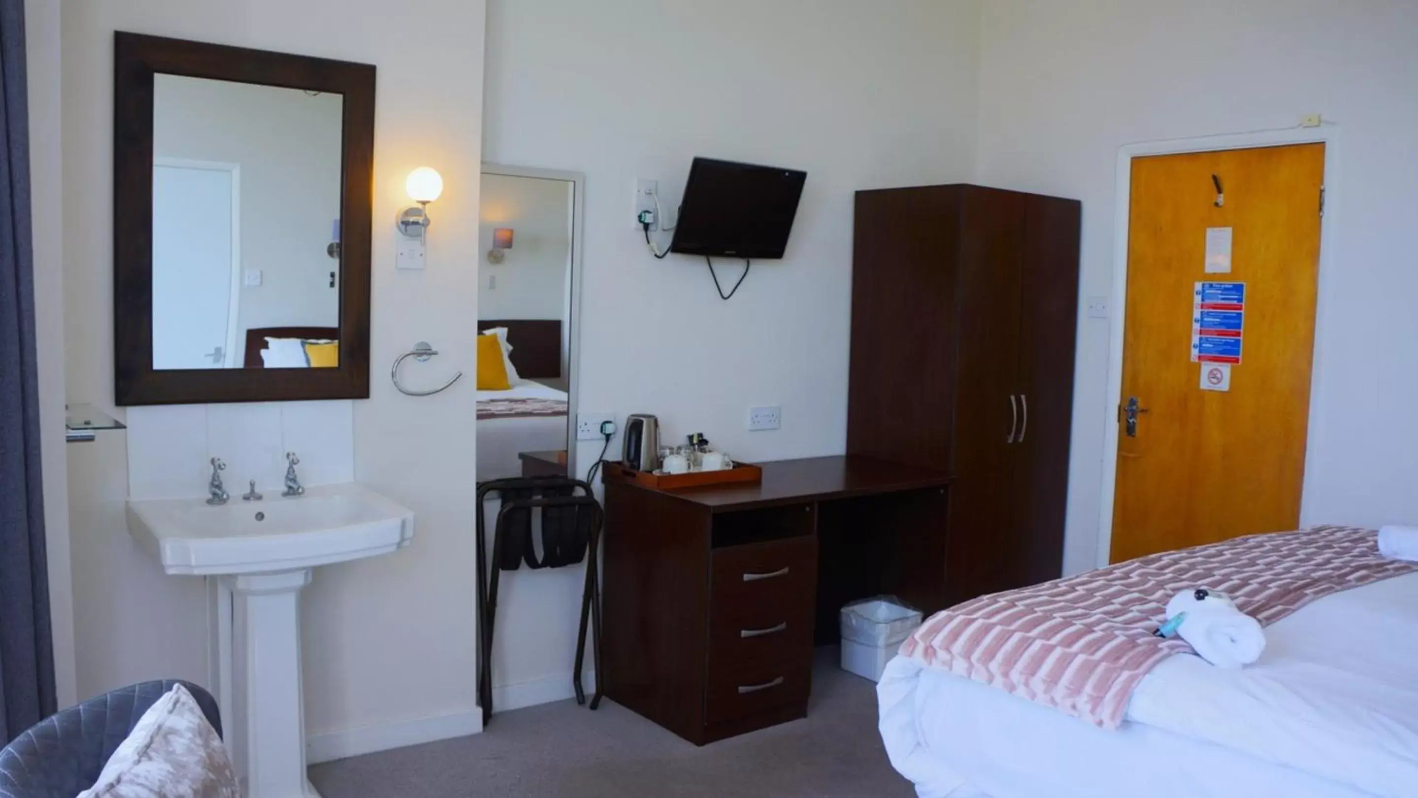 wardrobe, Bathroom in OYO Oban Hotel