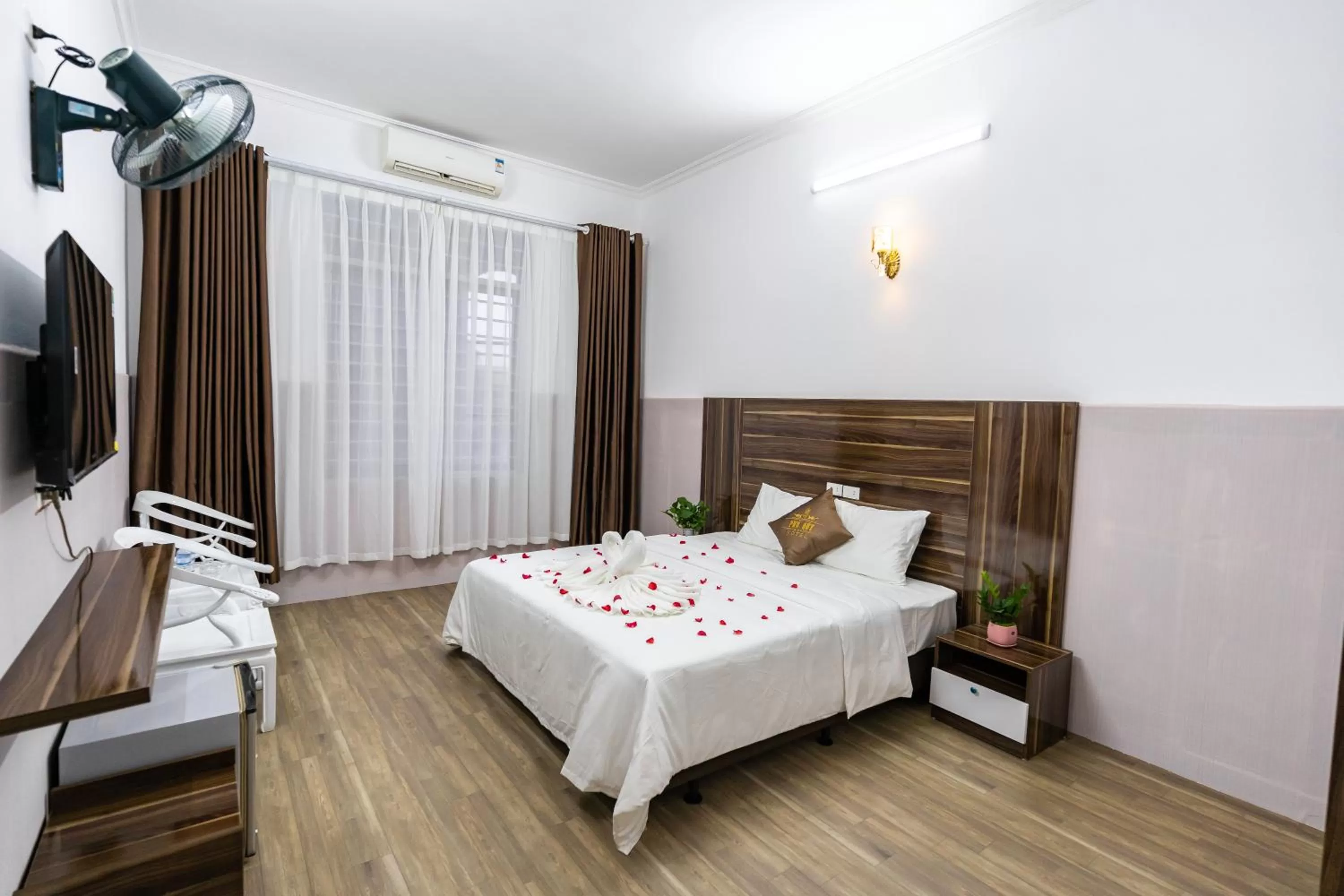 PHÚ QUÝ HOTEL near ĐÔNG KINH MARKET