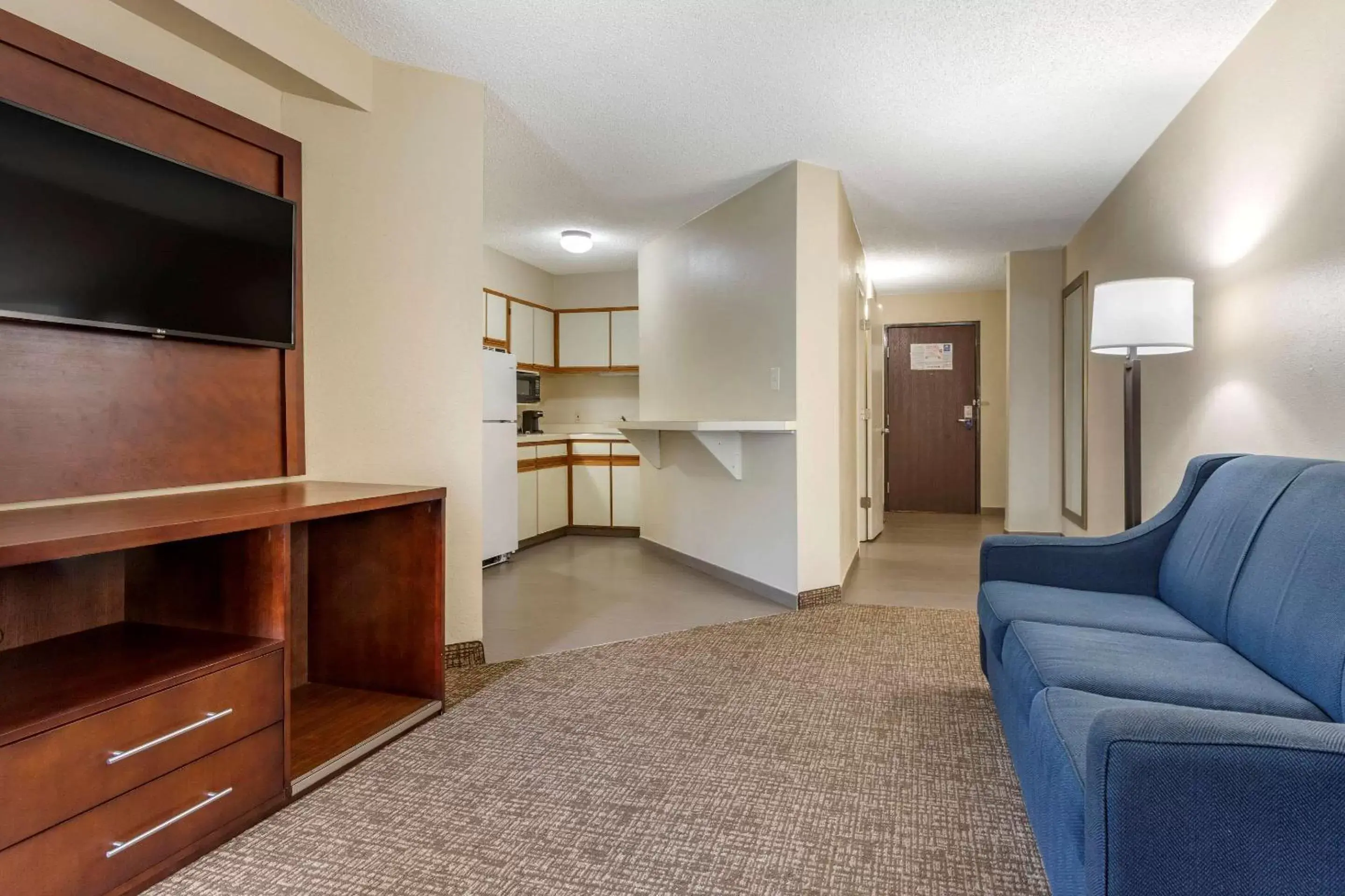 Bedroom, TV/Entertainment Center in Comfort Inn Charlotte Airport Uptown