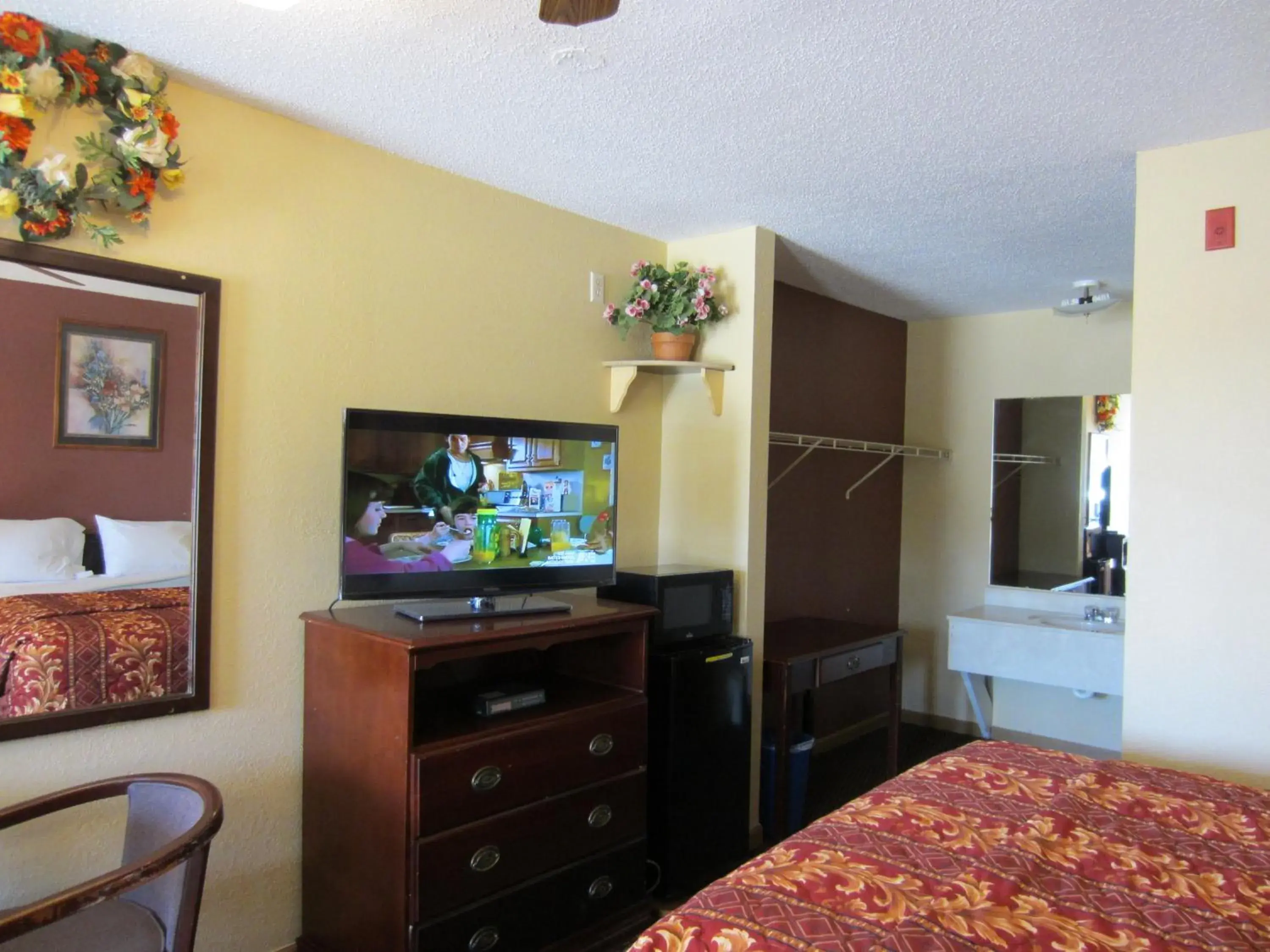 TV and multimedia, TV/Entertainment Center in First Western Inn - Fairmont City