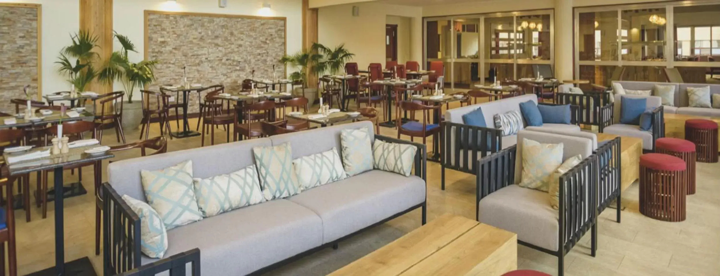 Lounge or bar, Restaurant/Places to Eat in Mövenpick Hotel & Residences Nairobi