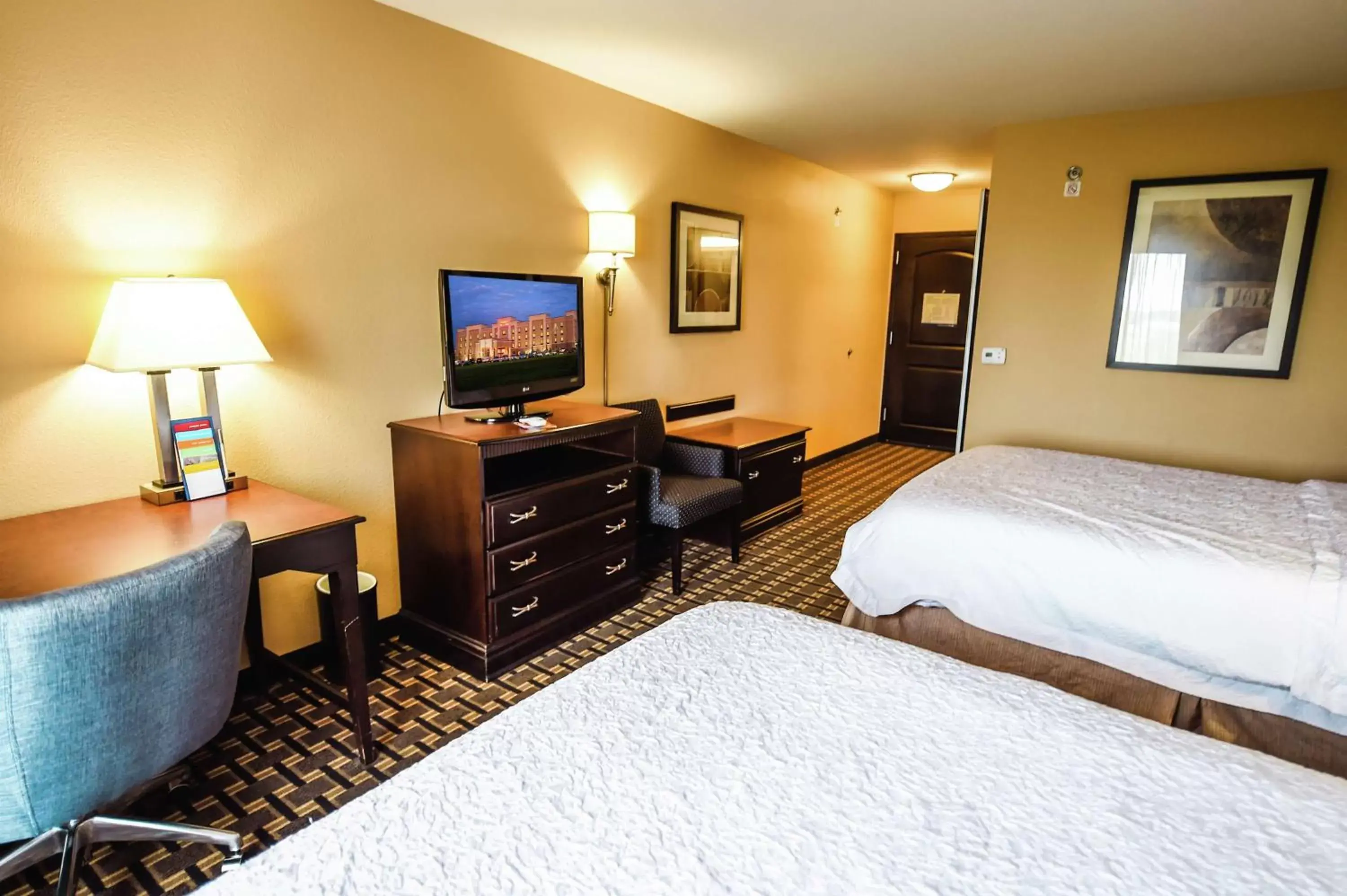 Bedroom, Bed in Hampton Inn & Suites Pine Bluff