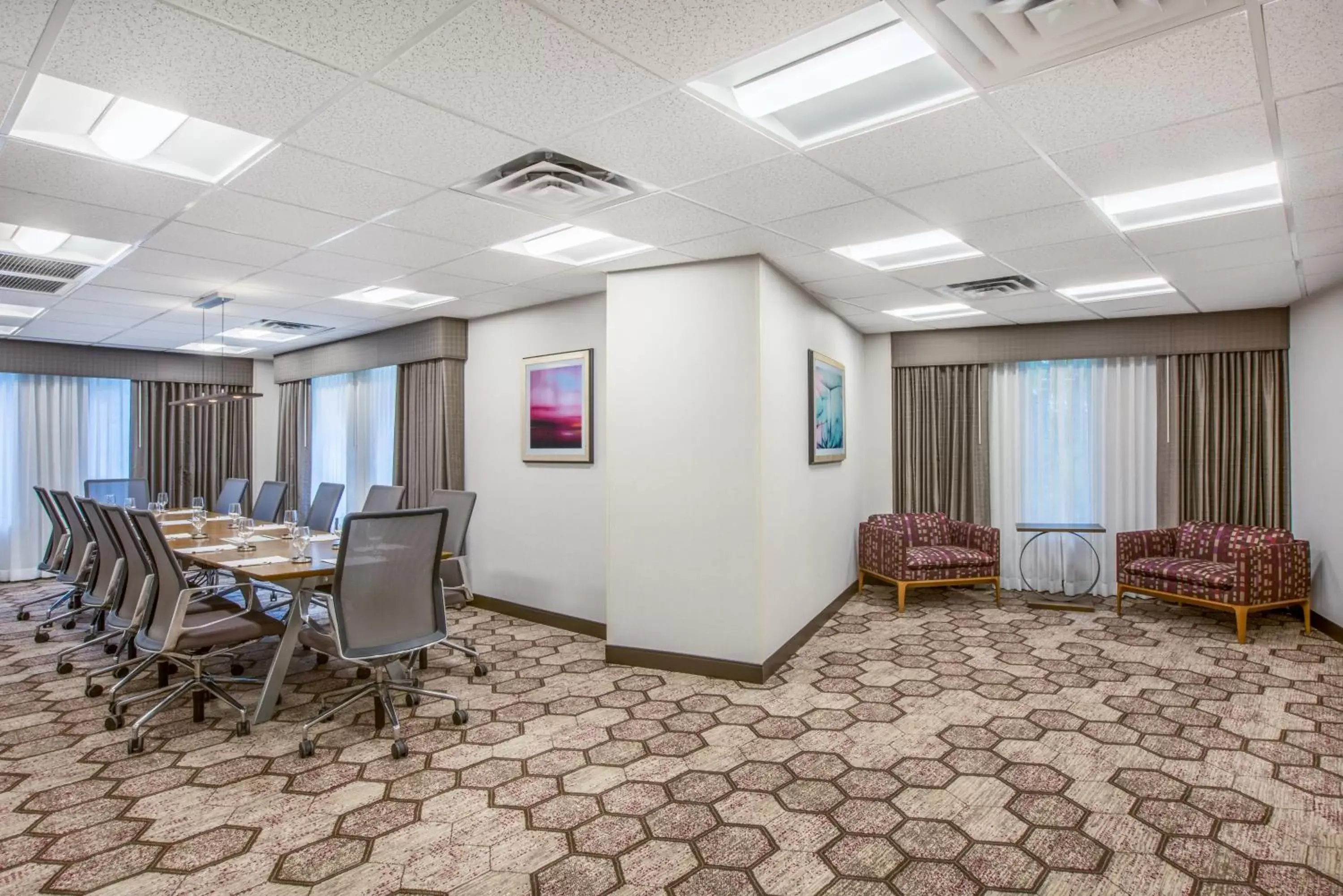 Meeting/conference room, Banquet Facilities in Crowne Plaza Portland - Lake Oswego, an IHG Hotel