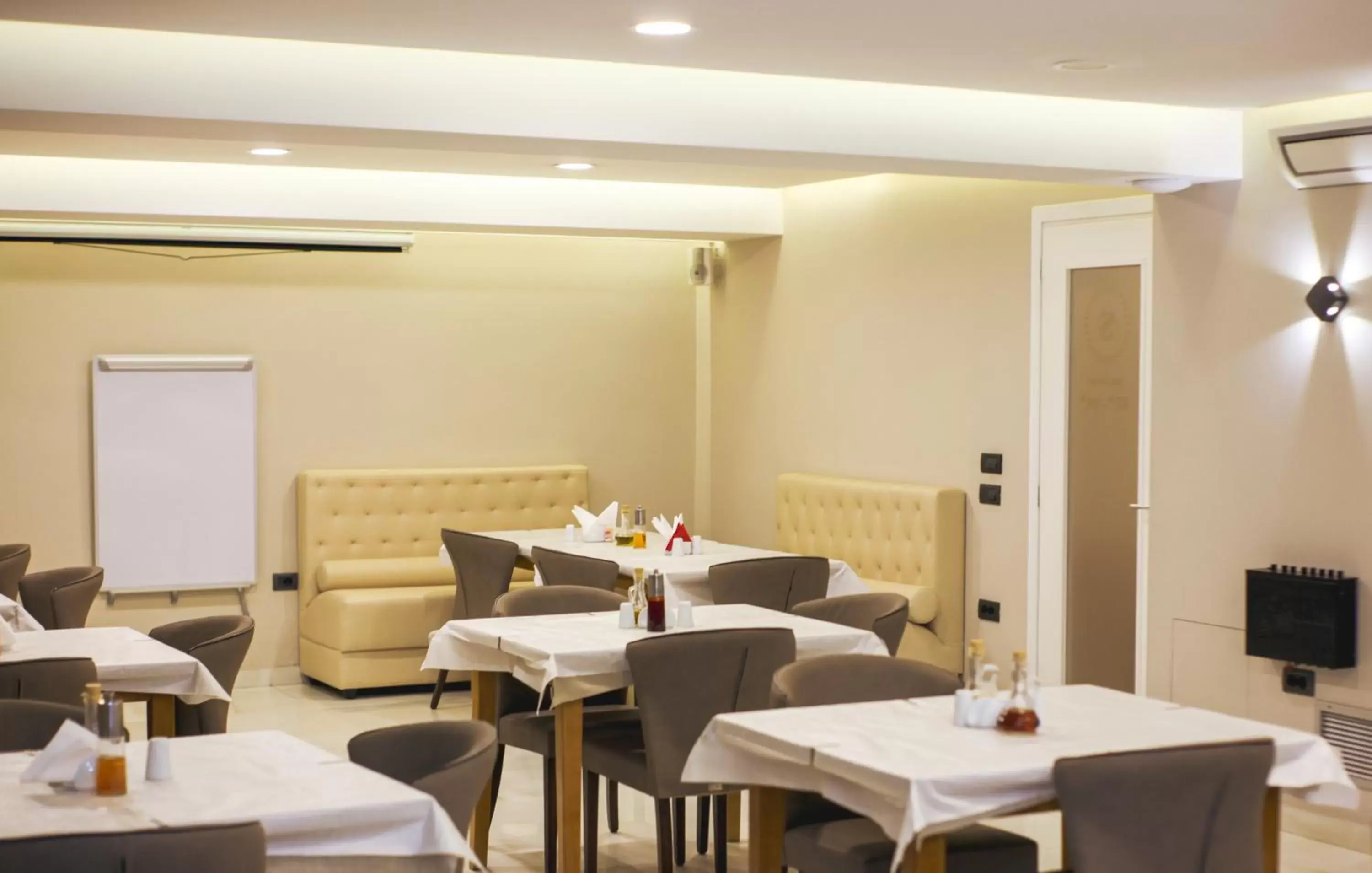 Restaurant/places to eat in Senator Hotel Restaurant/places to eat in Senator Hotel