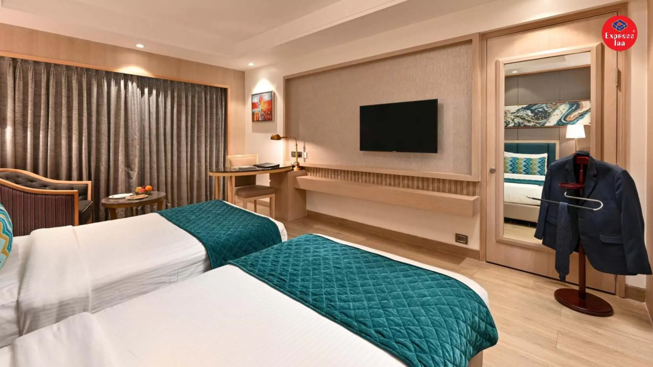 Bed, TV/Entertainment Center in Express Inn The Business Luxury Hotel