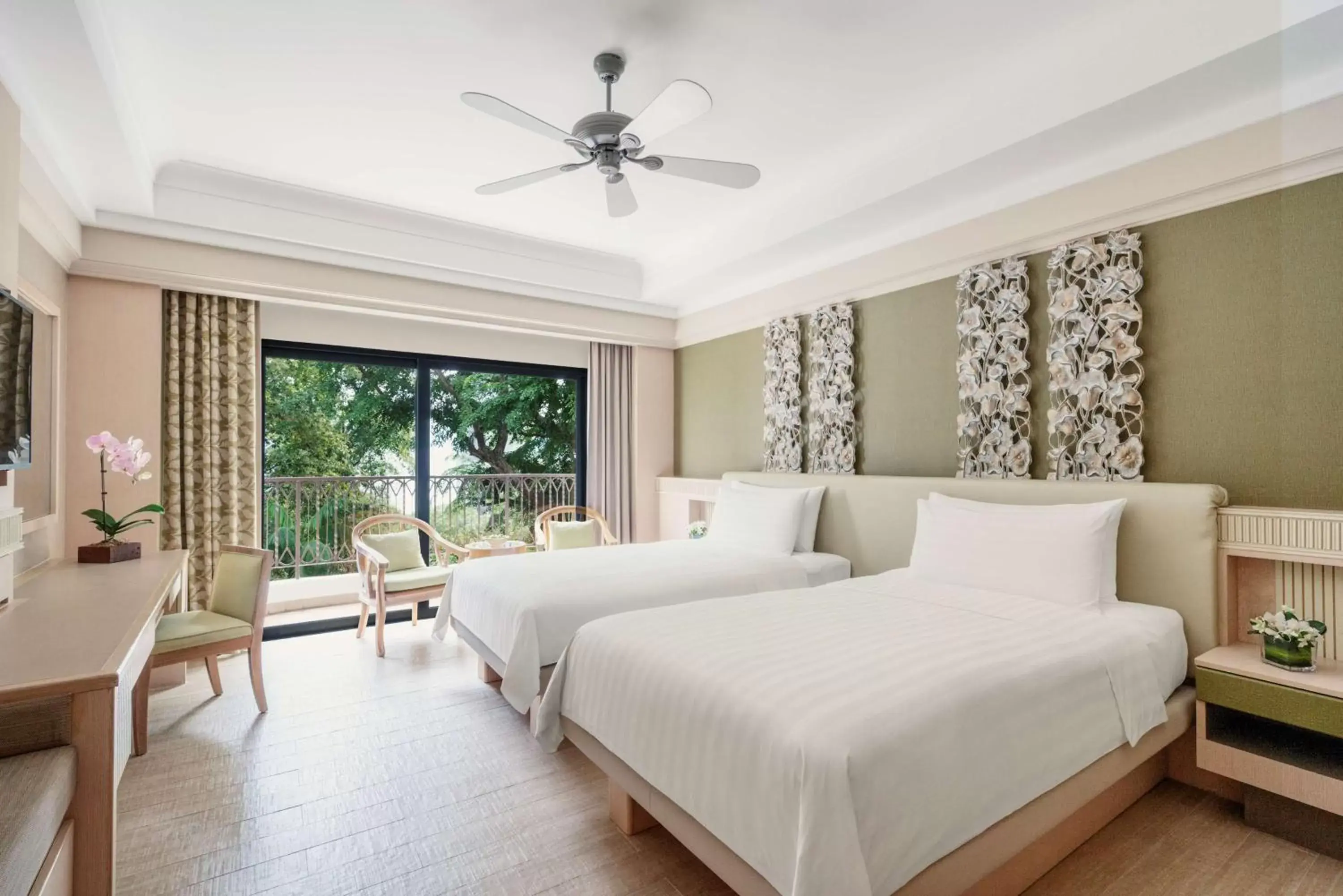 Photo of the whole room, Bed in Shangri-La Rasa Sentosa, Singapore