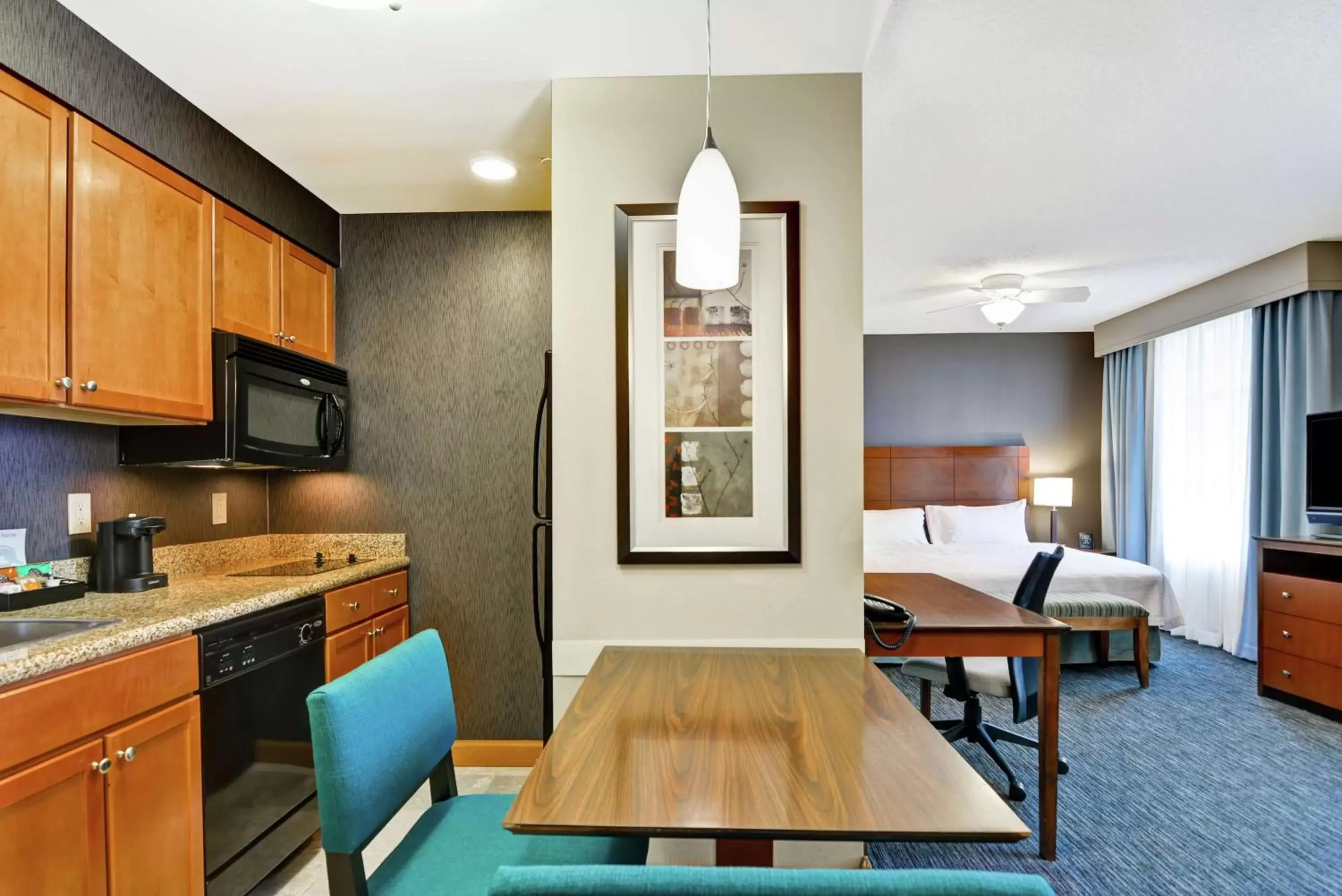 Bedroom, Kitchen/Kitchenette in Homewood Suites Mobile East Bay/Daphne