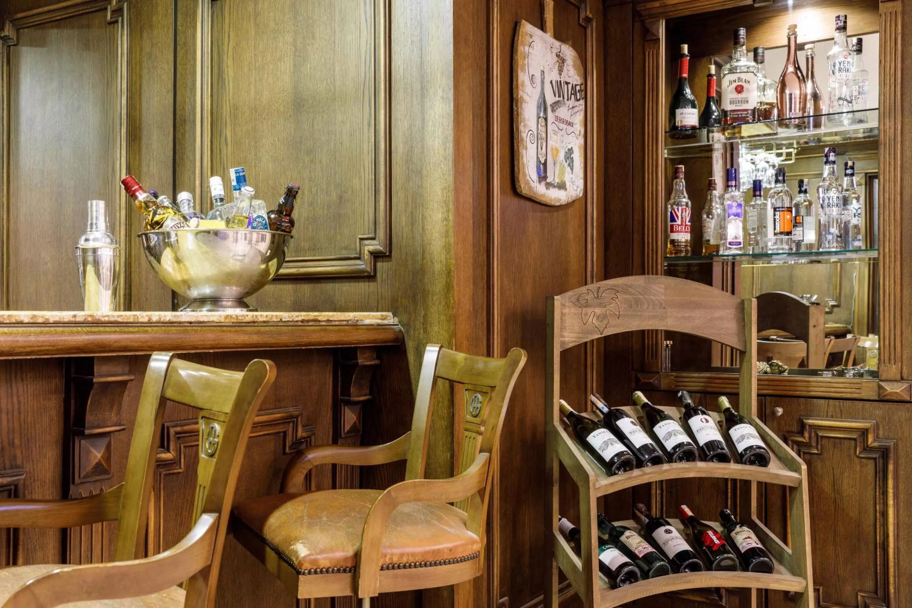 Lounge or bar in Golden Crown Hotel