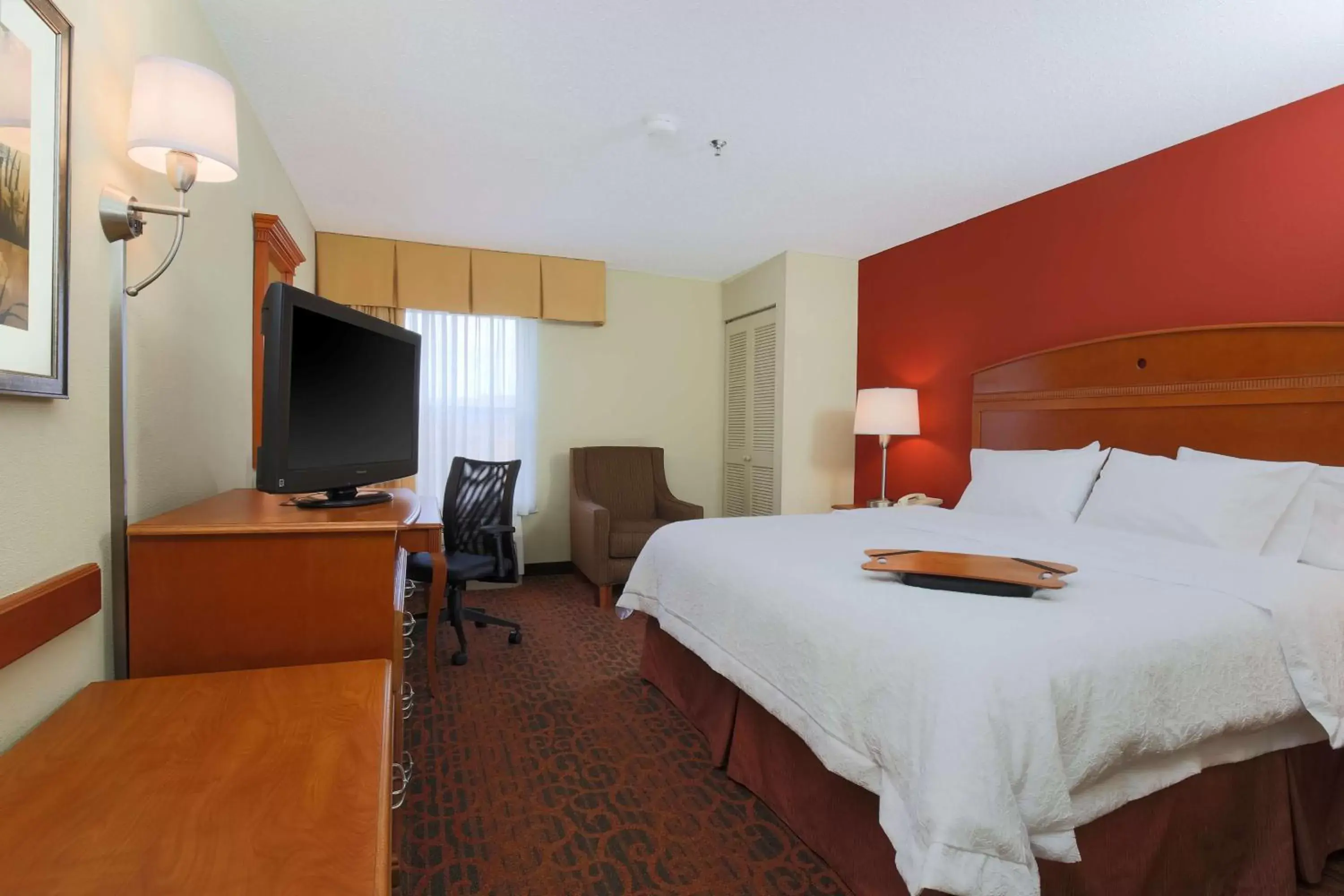 Bed in Hampton Inn St. Louis/Fairview Heights Bed in Hampton Inn St. Louis/Fairview Heights