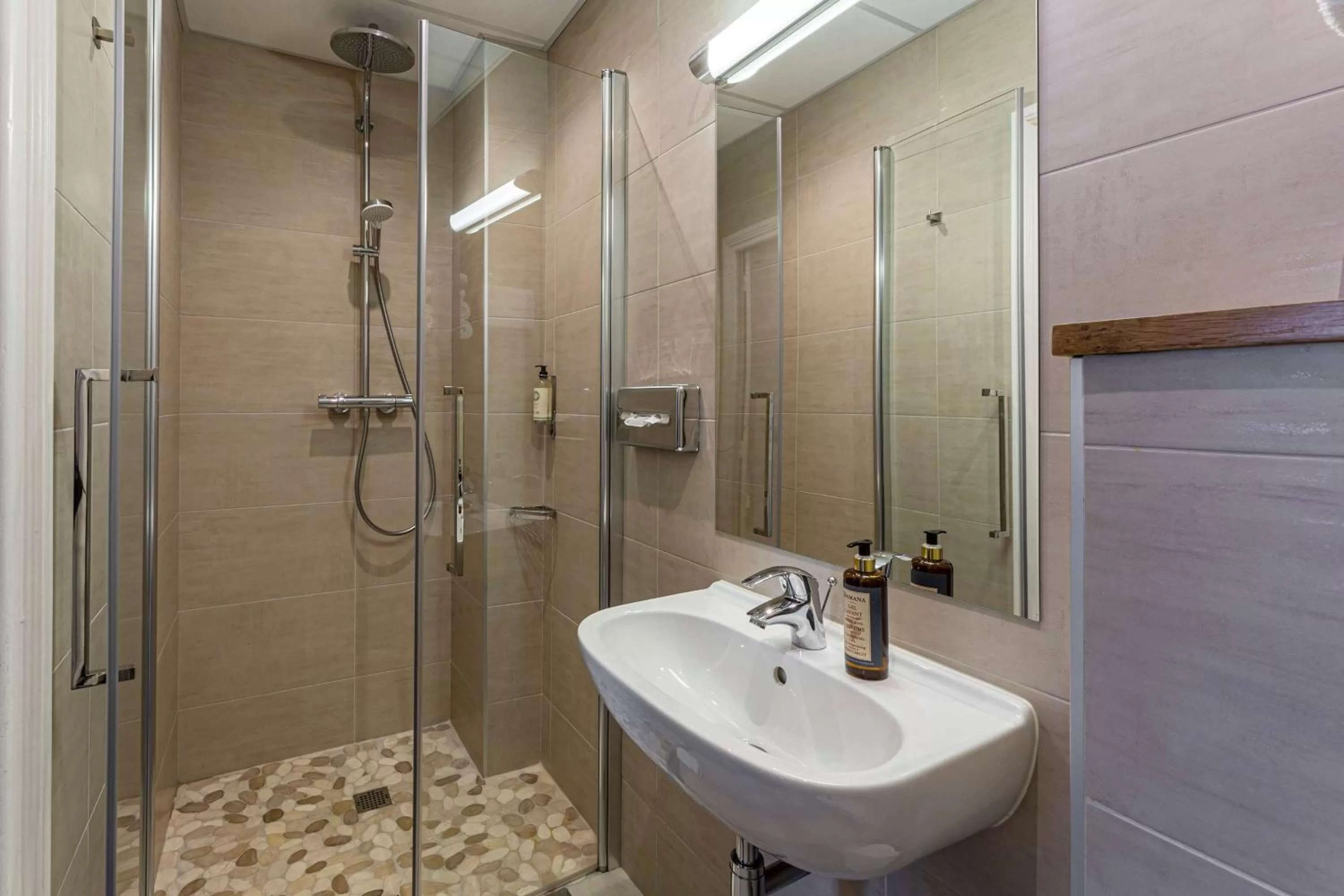 Bathroom in Best Western Grand Hotel de Bordeaux