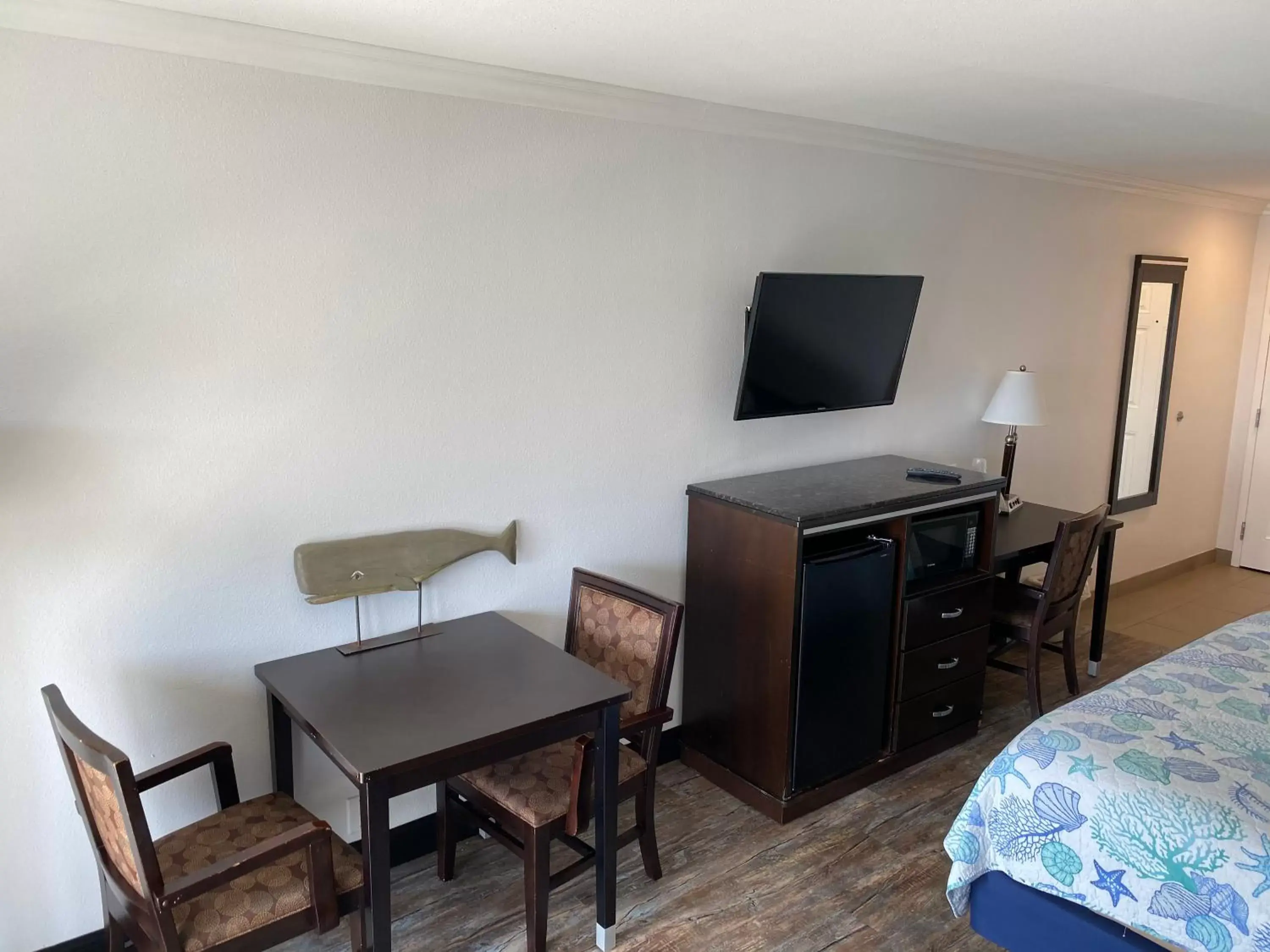 Seating area, TV/Entertainment Center in Ocean Surf Inn & Suites