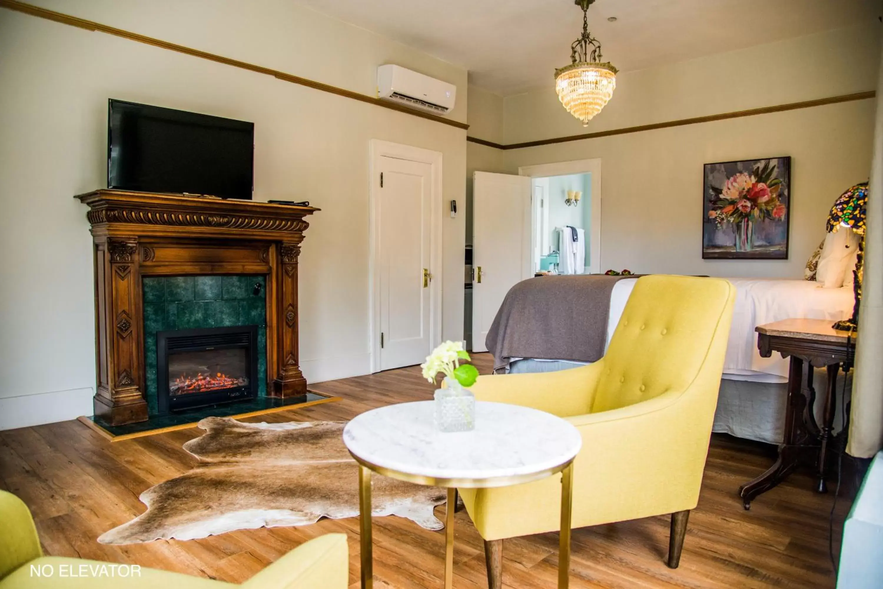 Seating Area in Cedar Gables Inn