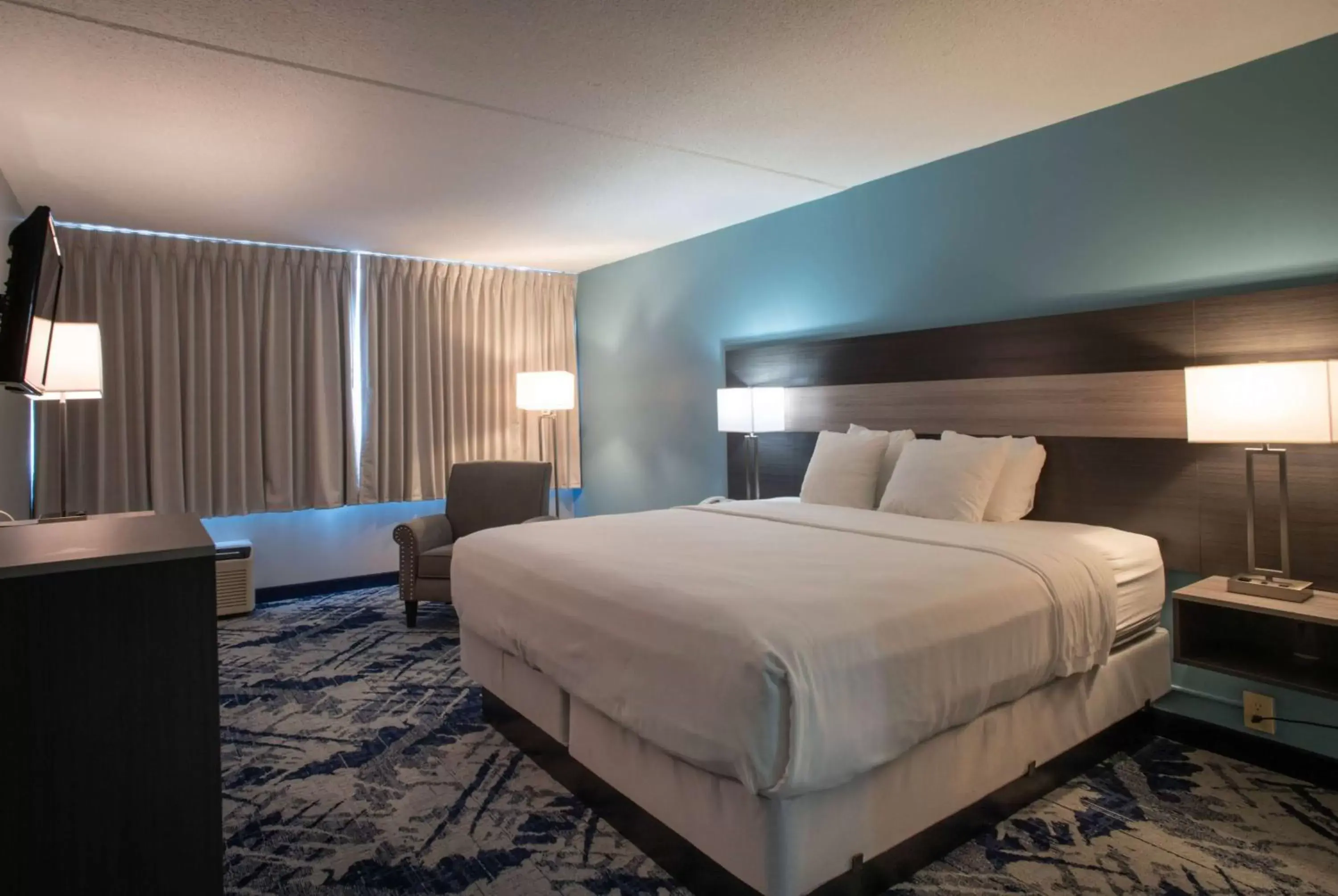 Photo of the whole room, Bed in Days Hotel by Wyndham East Brunswick Conference Center