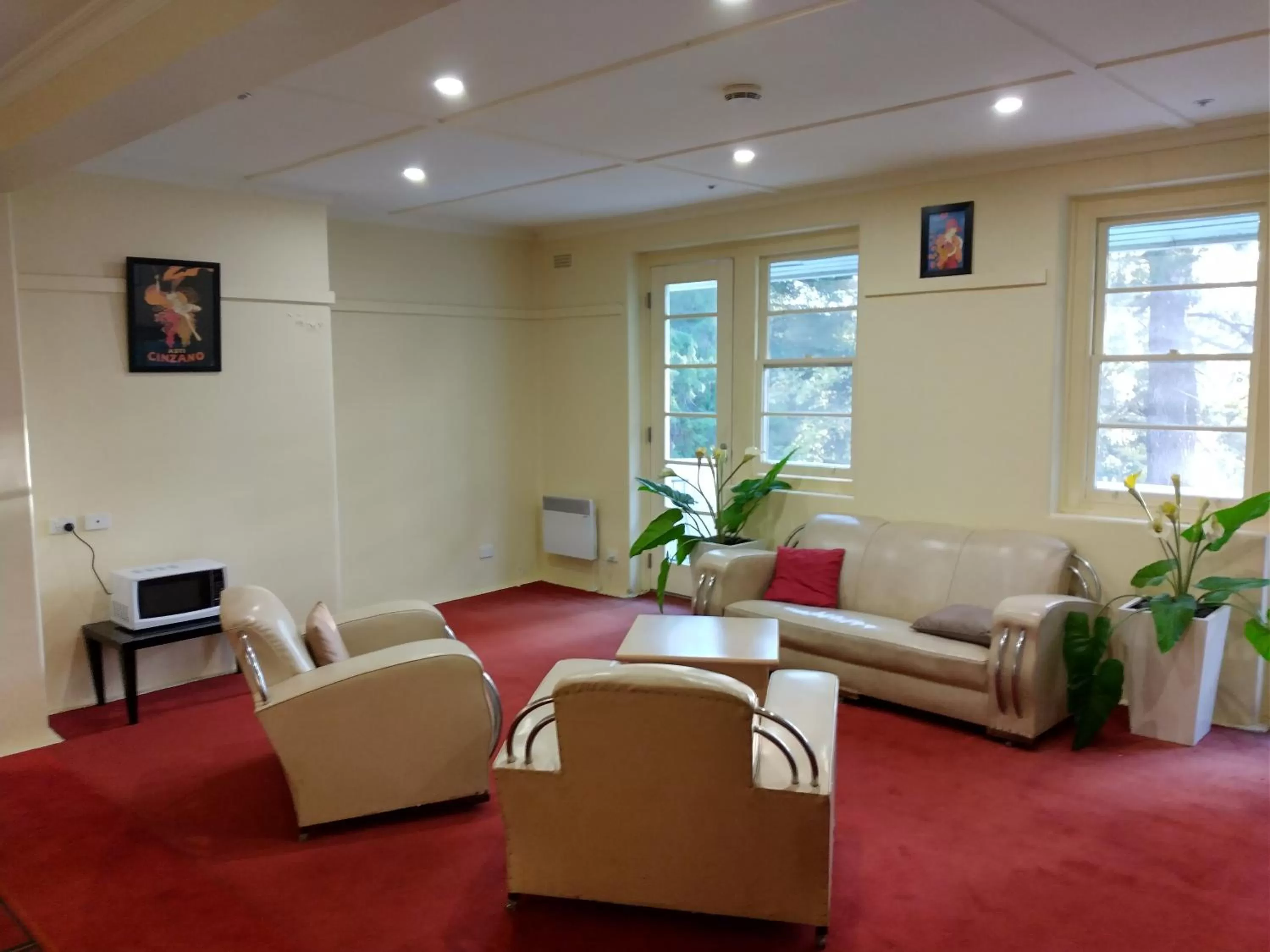 Nightclub / DJ in Linaker Art Deco Motel