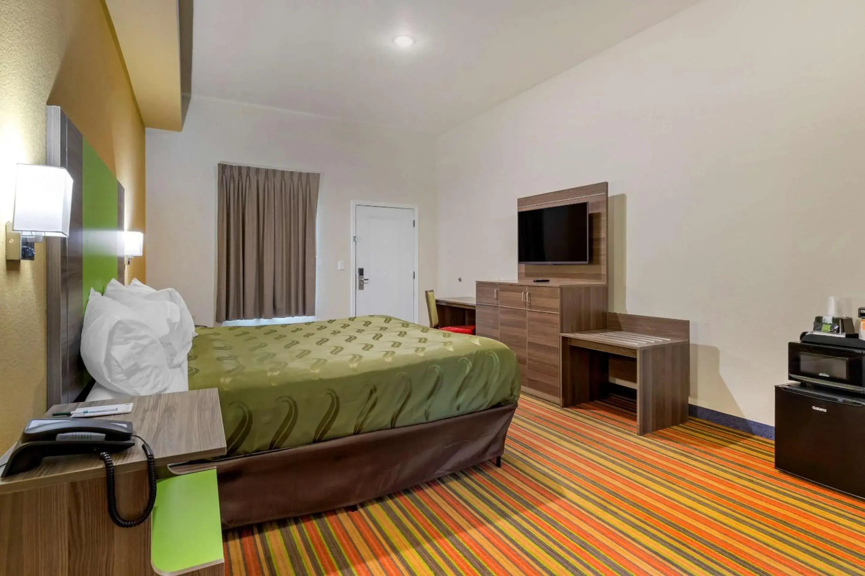 Bedroom, Bed in Quality Inn & Suites Elgin by Choice Hotels