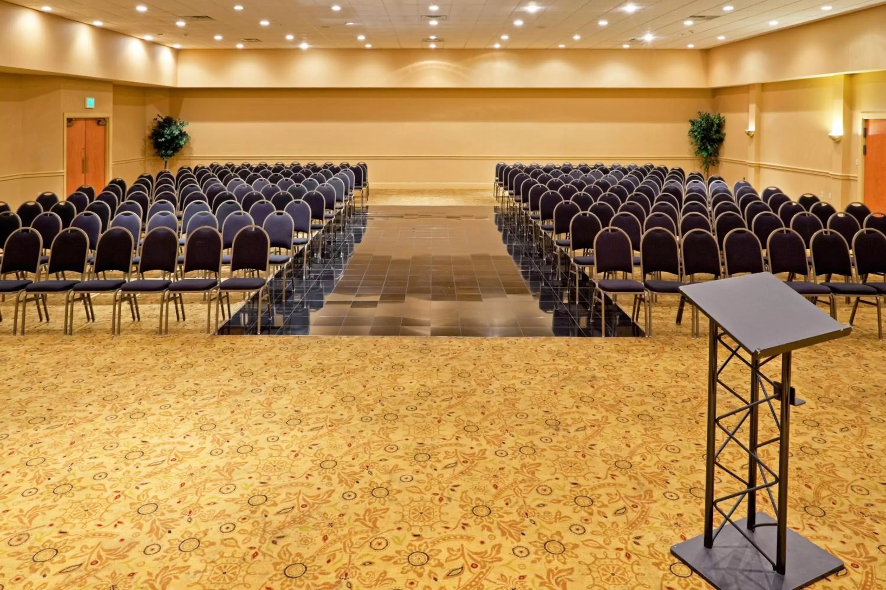 Property building in Red Lion Hotel Harrisburg Hershey Property building in Red Lion Hotel Harrisburg Hershey