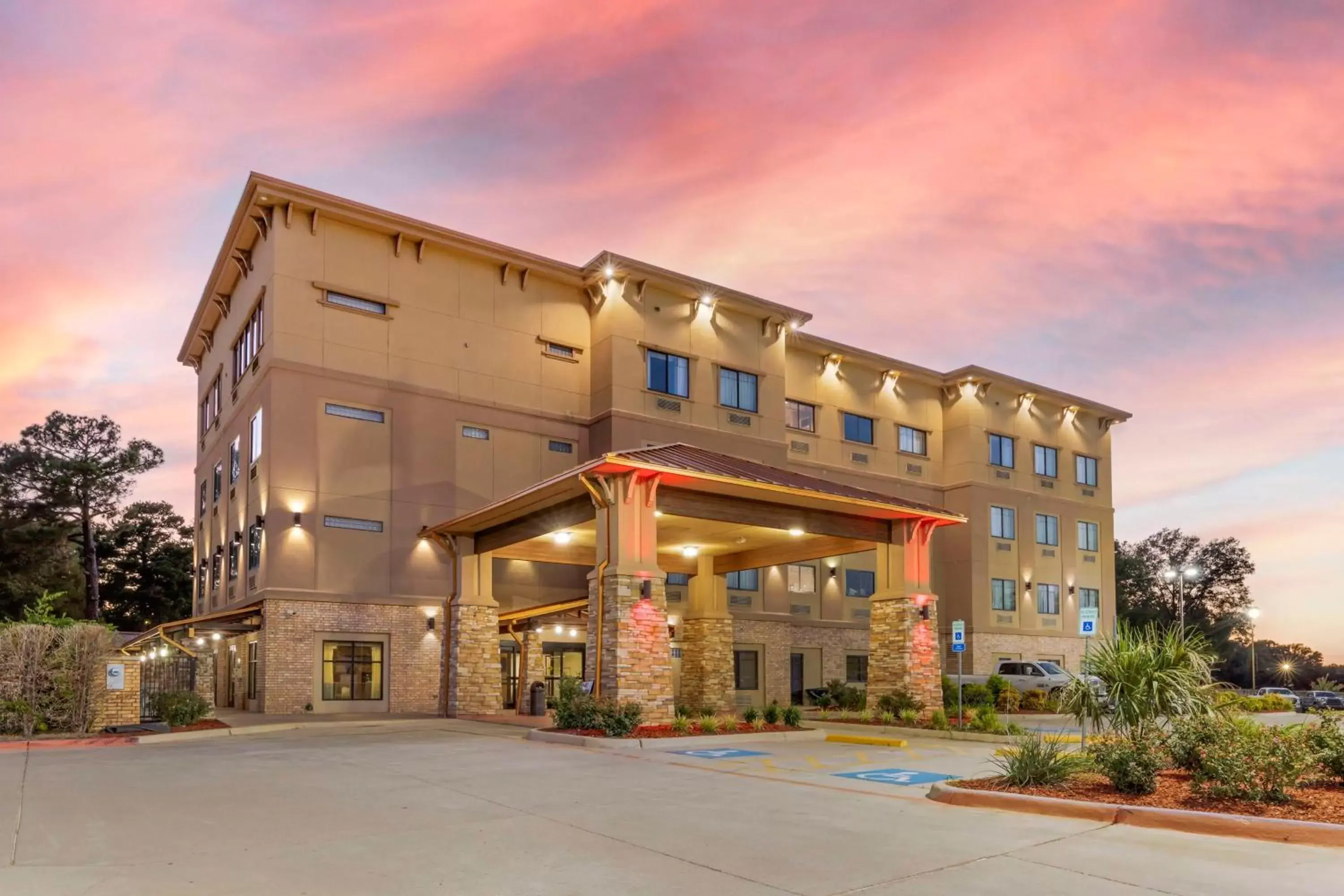 Property Building in Best Western Plus Classic Inn and Suites