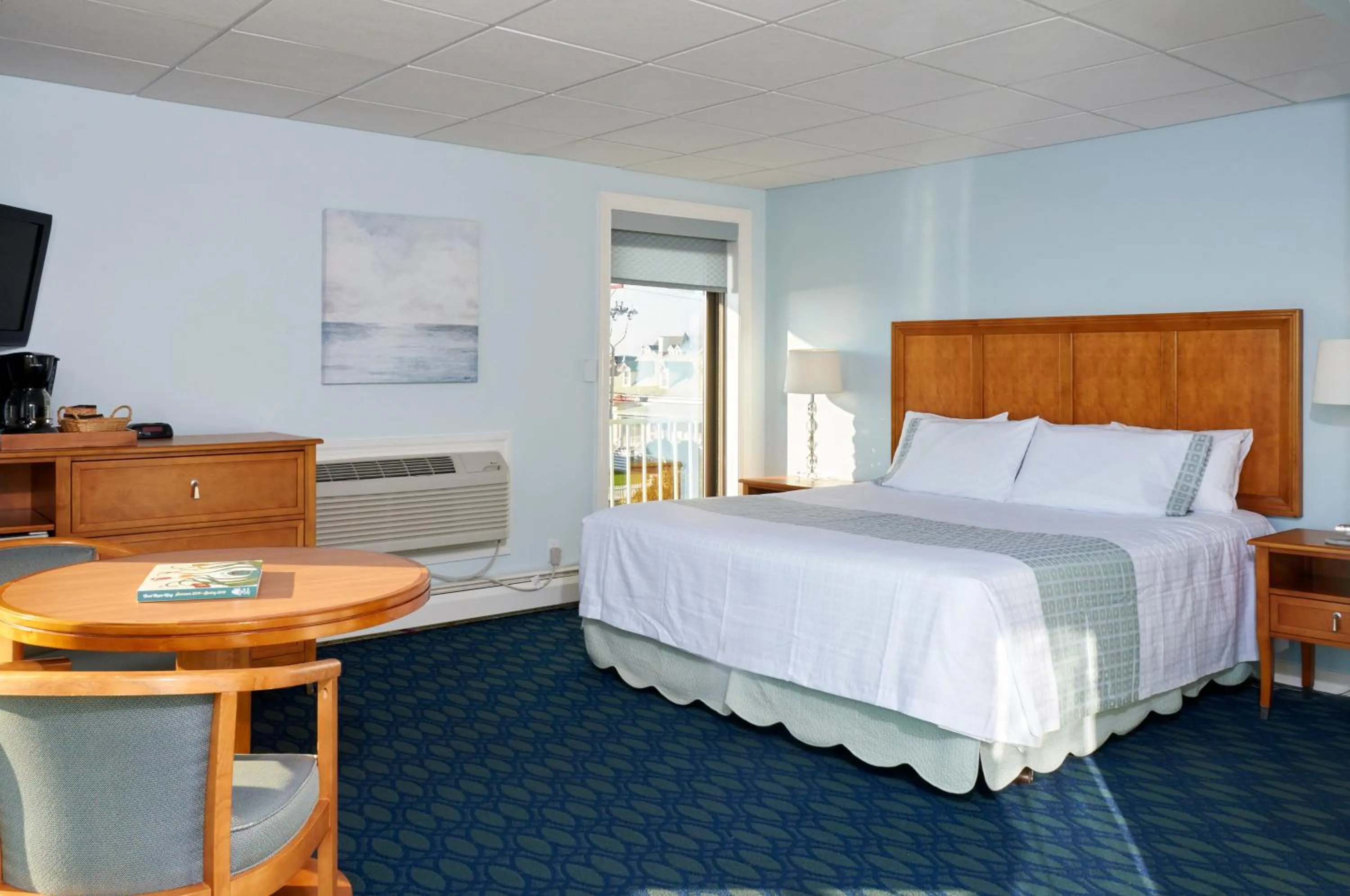 Bedroom, Bed in Sea Crest Inn